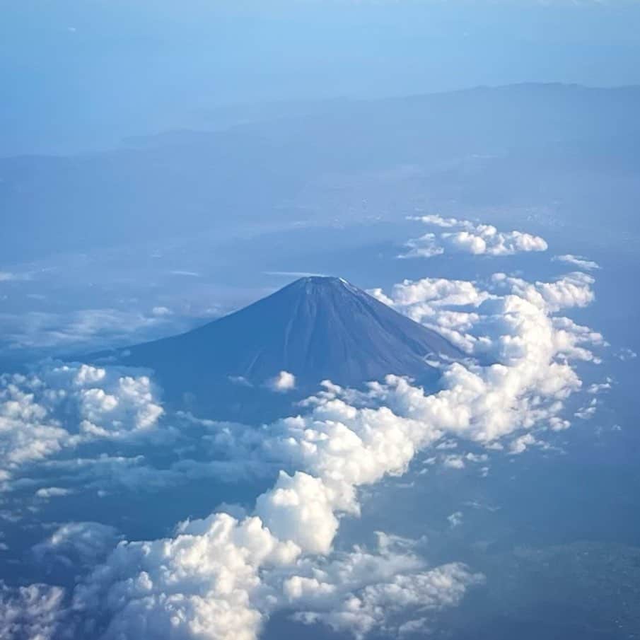 田中香子のインスタグラム：「11月にして雪を冠らぬ 黒々富士山もまた カッコよき…✨  #mtfuji #fujisan #だいすき富士山  #富士山」