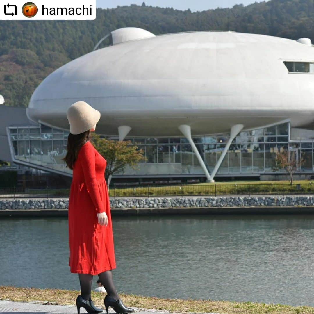 宮城県観光課のインスタグラム：「#Repost @hamachi with @let.repost  • • • • • • #みやぎ鉄道たび  #ここ好き宮城  #石巻市 #石巻線  仙台・宮城観光キャンペーン推進協議会 ×東京カメラ部「#みやぎ鉄道たび」に参加しました。ツアーはご招待ですが飲食や交通費、宿泊費は参加者もちですので、妙な忖度はありません。また、モデルさん、列車内での撮影許可はいただいています。念のため。  旧北上川に面した、眺めの良いかわまちオープンパークで、石ノ森章太郎を記念した「萬画館」をバックにスナップ。 再び見どころいっぱいの石巻の街中を散策しつつ、石巻から本日の目的地、女川に向かいます 。 あ、海が見えてきました。」