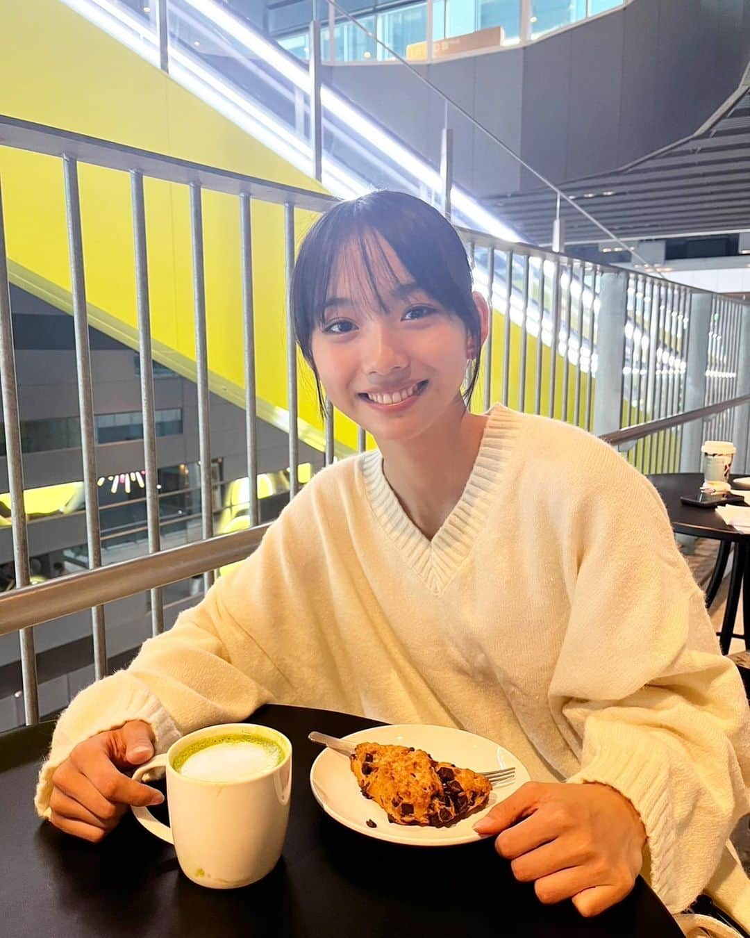 松本麗世さんのインスタグラム写真 - (松本麗世Instagram)「可愛い親戚の女の子から プレゼントが届きました🫶🏻 ♡ スターバックスカードが届いたので、さっそく事務所帰りにお茶しました！とっても美味しかった✨ 幸せでした😽💗 ♡ ♡ #松本麗世#matsumotoreiyo#スタバ#スターバックス#カフェ#幸せな時間#渋谷駅 #プレゼント」11月8日 18時24分 - reiyo.matsumoto