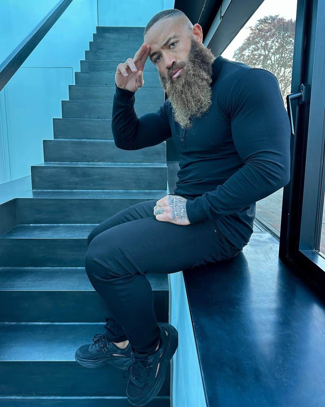 アシュリー・ケインのインスタグラム：「BTS 📸 - Yesterday I took a step back into the fashion world with a brand that supported me 8 years ago and has stuck with me ever since.. @fathersons_ it's good to be back! 🫡」