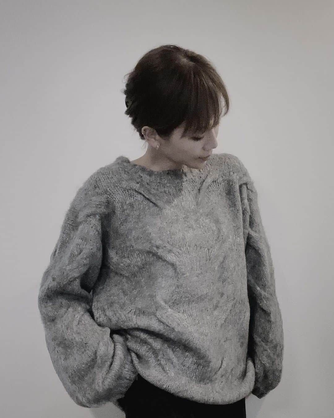 山本明果のインスタグラム：「⠀ もやもやケーブルな激推しニット🧶 近々販売です ⠀ ⠀」