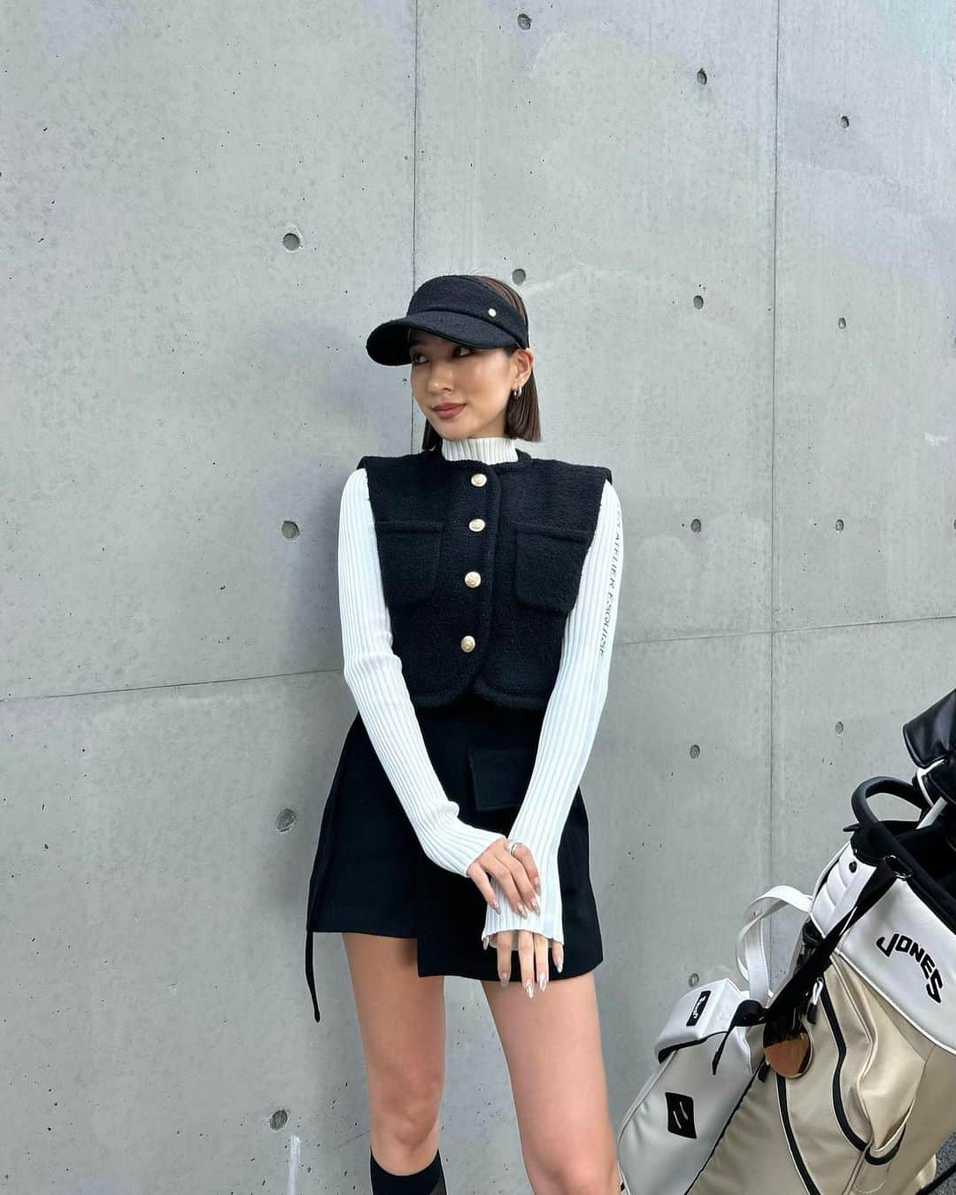 HARUEさんのインスタグラム写真 - (HARUEInstagram)「@byesquise   アンバサダーを務めさせて頂いているESQUISE GOLF ⛳️  着用してるウェア一式がFWコレクションなんだけど、 もう〜ほんっとに可愛くて🥹💕  今季のテーマは " CLASSIC CITY "  私服としても着れるほどお洒落なので、ゴルフをされない方にもおすすめしたいアイテムばかり✨  ▪️TWEED SHORT VEST  イタリア製の上質なツイード生地を使用したショート丈のベスト。薄い中綿シートが入っていて保温性があるから暖かい！ 私服でも着たいくらいお洒落で上品な1枚。  ▪️ 2WAY LETTER RIB KNIT  前後どちらでも着用可能な 2way 仕様のリブニットトップス。チクチク感のないサラッとした着心地のニットでどんなコーデにも合うデザイン  ▪️ CLOUD WOOL WRAP SKIRT  ゴルフ以外でも着れちゃうほど可愛いラップスカート。内側がショートパンツ仕様になってるからラウンドの時も安心！春先までずっと履ける生地感になってます。  ▪️GOLF BALL BAG 4wayで使えるゴルフボールバッグはベルトが取り外しできて、ベルト単体で使うこともできるの！マグネット式で開け閉めがラクちん。  大好きなブランドなだけにやや熱量多めになってしまいましたが...笑  今季のコレクションもとても素敵なので、是非チェックしてみてください🏌🏽🍂  #PR #ESQUISEGOLF #ESQUISE #golf #ゴルフ #ゴルフウェア」11月8日 18時27分 - harue0104