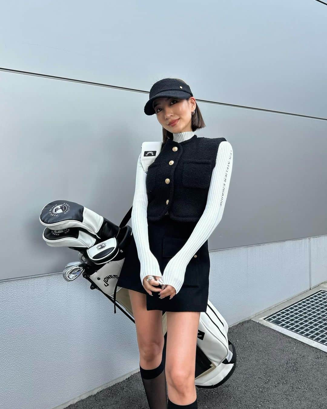 HARUEさんのインスタグラム写真 - (HARUEInstagram)「@byesquise   アンバサダーを務めさせて頂いているESQUISE GOLF ⛳️  着用してるウェア一式がFWコレクションなんだけど、 もう〜ほんっとに可愛くて🥹💕  今季のテーマは " CLASSIC CITY "  私服としても着れるほどお洒落なので、ゴルフをされない方にもおすすめしたいアイテムばかり✨  ▪️TWEED SHORT VEST  イタリア製の上質なツイード生地を使用したショート丈のベスト。薄い中綿シートが入っていて保温性があるから暖かい！ 私服でも着たいくらいお洒落で上品な1枚。  ▪️ 2WAY LETTER RIB KNIT  前後どちらでも着用可能な 2way 仕様のリブニットトップス。チクチク感のないサラッとした着心地のニットでどんなコーデにも合うデザイン  ▪️ CLOUD WOOL WRAP SKIRT  ゴルフ以外でも着れちゃうほど可愛いラップスカート。内側がショートパンツ仕様になってるからラウンドの時も安心！春先までずっと履ける生地感になってます。  ▪️GOLF BALL BAG 4wayで使えるゴルフボールバッグはベルトが取り外しできて、ベルト単体で使うこともできるの！マグネット式で開け閉めがラクちん。  大好きなブランドなだけにやや熱量多めになってしまいましたが...笑  今季のコレクションもとても素敵なので、是非チェックしてみてください🏌🏽🍂  #PR #ESQUISEGOLF #ESQUISE #golf #ゴルフ #ゴルフウェア」11月8日 18時27分 - harue0104