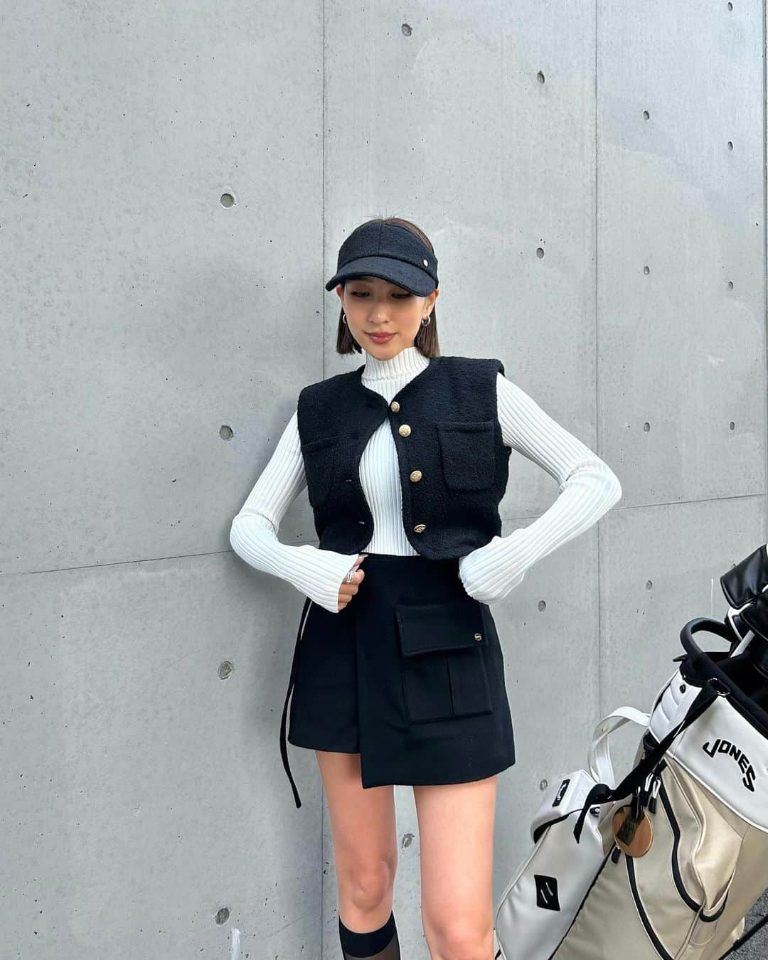 HARUEのインスタグラム：「@byesquise   アンバサダーを務めさせて頂いているESQUISE GOLF ⛳️  着用してるウェア一式がFWコレクションなんだけど、 もう〜ほんっとに可愛くて🥹💕  今季のテーマは " CLASSIC CITY "  私服としても着れるほどお洒落なので、ゴルフをされない方にもおすすめしたいアイテムばかり✨  ▪️TWEED SHORT VEST  イタリア製の上質なツイード生地を使用したショート丈のベスト。薄い中綿シートが入っていて保温性があるから暖かい！ 私服でも着たいくらいお洒落で上品な1枚。  ▪️ 2WAY LETTER RIB KNIT  前後どちらでも着用可能な 2way 仕様のリブニットトップス。チクチク感のないサラッとした着心地のニットでどんなコーデにも合うデザイン  ▪️ CLOUD WOOL WRAP SKIRT  ゴルフ以外でも着れちゃうほど可愛いラップスカート。内側がショートパンツ仕様になってるからラウンドの時も安心！春先までずっと履ける生地感になってます。  ▪️GOLF BALL BAG 4wayで使えるゴルフボールバッグはベルトが取り外しできて、ベルト単体で使うこともできるの！マグネット式で開け閉めがラクちん。  大好きなブランドなだけにやや熱量多めになってしまいましたが...笑  今季のコレクションもとても素敵なので、是非チェックしてみてください🏌🏽🍂  #PR #ESQUISEGOLF #ESQUISE #golf #ゴルフ #ゴルフウェア」