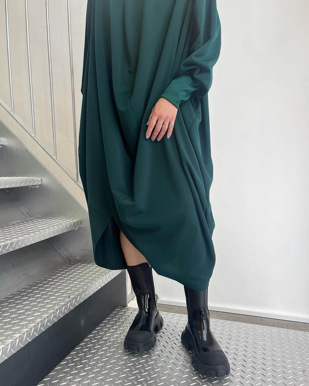MIDWEST TOKYO WOMENのインスタグラム：「. 【onepiece】 ball mutton sleeve dress @anrealage_official green,black / size 40  【shoes】 viviano×lost in echo chelsea boots @vivianostudio black,pink,red / size 37-39  @midwest_tw staff 160cm」