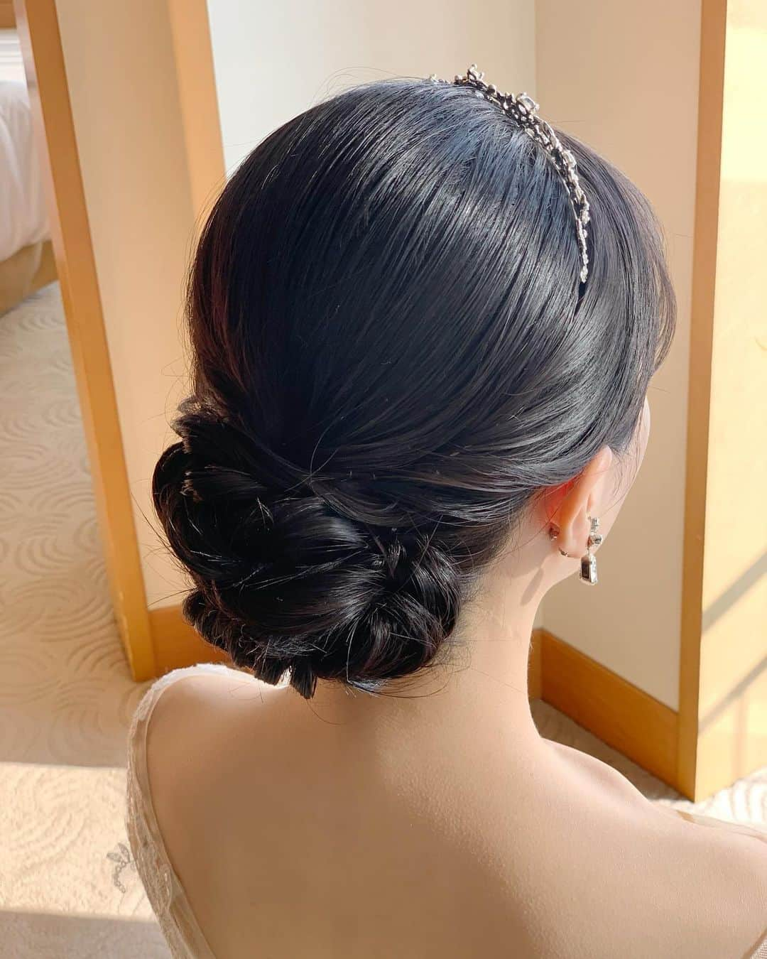 ウェディングヘアメイクルーチェのインスタグラム：「挙式ヘアアレンジ  待ちに待ったウェディングday👰‍♀️  お気に入りのロングトレーン ドレスに合わせて  ティアラで上品アレンジ✨  💄　@wedding_luce #ルーチェNaomi  ルーチェからのサンクスプレゼント🕊️ ルーチェにて挙式ヘアメイクもしくは 撮影ヘアメイクをお申し込み花嫁さまへ アクセサリー2点レンタル&新郎さまメイク をプレゼントさせていただきます。  ※2023年12月末までに お申し込み花嫁さま対象 お申し込み時に「フォロワープレゼント」と お知らせくださいね🕊️  #ブライダルヘアメイク  #出張ヘアメイク #持ち込みヘアメイク #ウェディングヘアメイク #ティアラ」