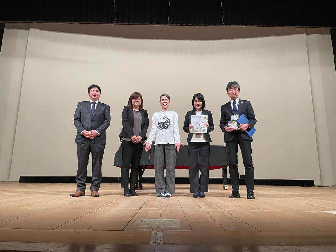 タテタカコのインスタグラム：「飯田東中学校の生徒さん、保護者のみなさん、滝澤校長先生、楚山先生をはじめ先生方、かわじりさん、PTA会長さん、  飯田文化会館の照明久保田さん、舞台の竹村さん、  ピアノさん、 歌わせてくださってありがとうございました。 🍎りんご並木70周年おめでとうございます！  偶然ですが、昭和28年(1953年)の今日、りんご並木に初めて植樹された日だそうです！  大火があった飯田でりんご並木を作られた東中の先輩方、そして、いま現役の中学生のみなさん、🍎草むしりから素敵なライトアップまで、日々の作業本当にお疲れ様です。 🌱いろいろ思いめぐらす時間を頂き感謝でいっぱいです🍎」