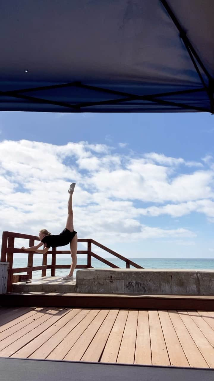 リーケ・ウェイファースのインスタグラム：「Morning workout 🌊 activating my body and mind 🤍🫶🏼✨Voor meer trainingen, inspiratie, tips, persoonlijke verhalen en behind the scènes: abonneer je op mijn account! 👑💜 ik neem je dicht mee in mijn route richting Parijs en ik ga in gesprek met je om jou ook naar de next level te brengen! Just join, it’s gonna be great, see you there! 💁🏼‍♀️🚀✨xoxo   ~For more workouts, inspiration, tips & personal stories: become member and join the private club where I share exclusive material with you, to give you the tools for the next level! 🚀」