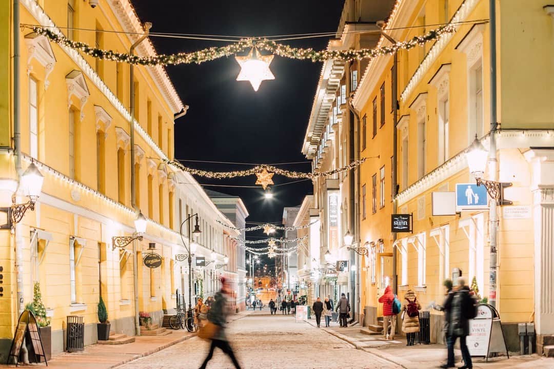 フィンランド政府観光局さんのインスタグラム写真 - (フィンランド政府観光局Instagram)「【フィンランドのクリスマス情報🎄】 ヘルシンキの街ではすでにクリスマスツリーやイルミネーションが見られるようになりました。クリスマスイベントもまもなくです。 ✨ヘルシンキの元老院広場でのクリスマスマーケットは、12月1～22日です。　 🎅先日もお伝えしましたが、Aleksanterinkatuクリスマスストリートのオープンイングイベントは11月18日です。サンタさんもやってきますよ。  📸J ussi Hellsten, Maija Astikainen, (c) Tori Quarter, Julius Konttinen, and Helsinki Partners  #visitfinland #ourfinland #visitfinlandjp #finland #北欧旅行 #travelgram #フィンランド #フィンランド政府観光局 #北欧 #travel #instatravel #travel #travelgram #travelling #traveler #旅したくなるフォト #旅行 #旅 #海外旅行 #travelphotography #旅行大好き #旅行好き #旅スタグラム #旅好き #ヨーロッパ旅行 #旅に出たい #トラベル #クリスマス #クリスマスマーケット #ヘルシンキ #Helsinki」11月8日 18時32分 - visitfinlandjapan
