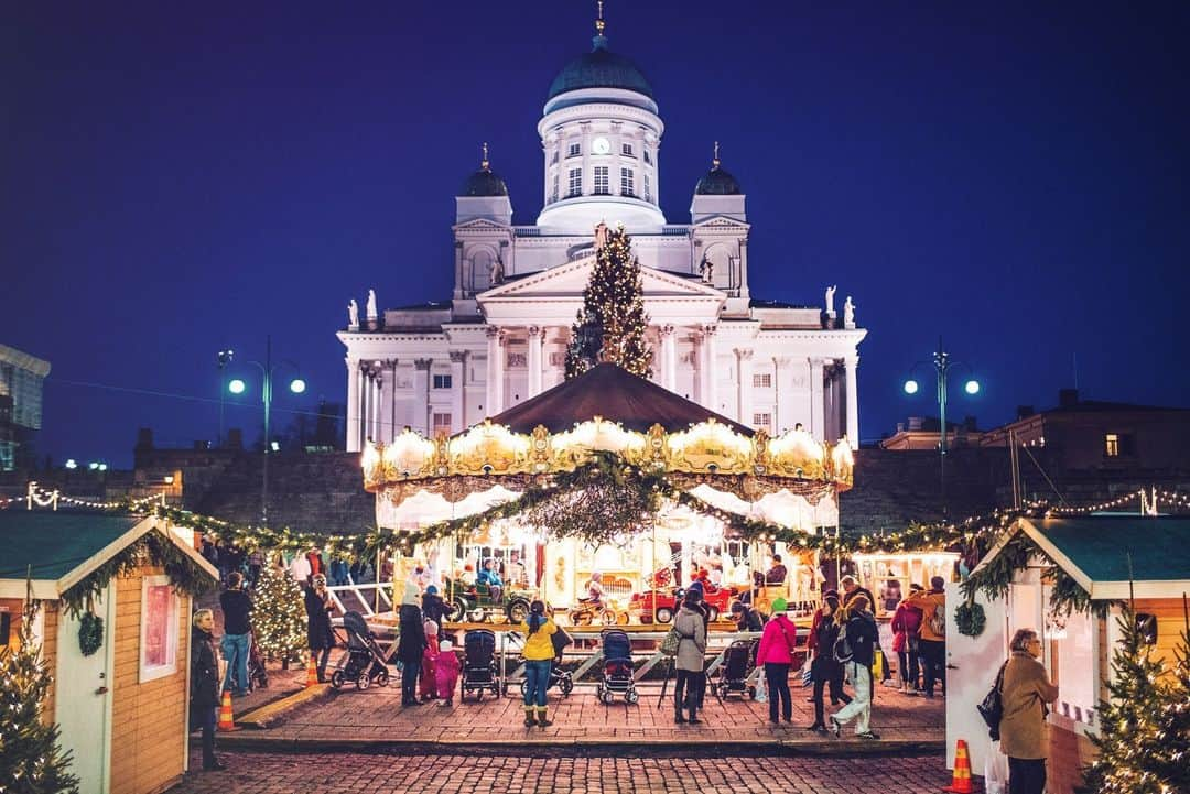 フィンランド政府観光局のインスタグラム：「【フィンランドのクリスマス情報🎄】 ヘルシンキの街ではすでにクリスマスツリーやイルミネーションが見られるようになりました。クリスマスイベントもまもなくです。 ✨ヘルシンキの元老院広場でのクリスマスマーケットは、12月1～22日です。　 🎅先日もお伝えしましたが、Aleksanterinkatuクリスマスストリートのオープンイングイベントは11月18日です。サンタさんもやってきますよ。  📸J ussi Hellsten, Maija Astikainen, (c) Tori Quarter, Julius Konttinen, and Helsinki Partners  #visitfinland #ourfinland #visitfinlandjp #finland #北欧旅行 #travelgram #フィンランド #フィンランド政府観光局 #北欧 #travel #instatravel #travel #travelgram #travelling #traveler #旅したくなるフォト #旅行 #旅 #海外旅行 #travelphotography #旅行大好き #旅行好き #旅スタグラム #旅好き #ヨーロッパ旅行 #旅に出たい #トラベル #クリスマス #クリスマスマーケット #ヘルシンキ #Helsinki」