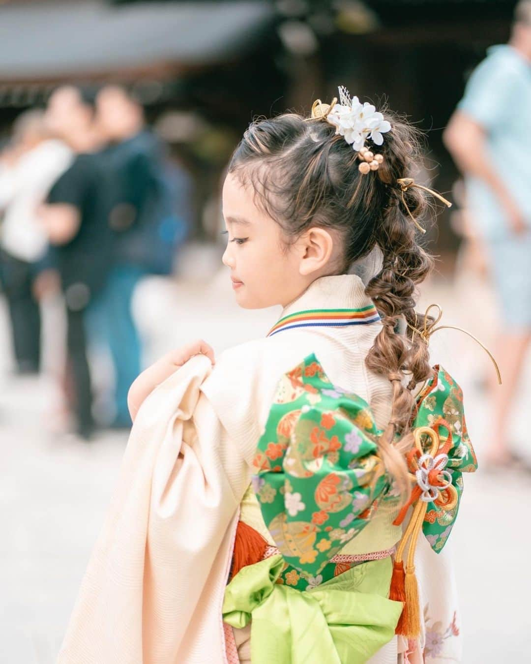 芹澤明日香さんのインスタグラム写真 - (芹澤明日香Instagram)「. 娘の髪型についてコメントやDM多かったので こちらにアップしておきます🎀  元々髪の毛全体にブリーチ＆1番明るいカラーを 混ぜてメッシュを入れています✨ 本人的にオールバックのポニーテールが良いと 言うのでいろいろ調べてたまたまポニーテールで 毛先を玉ねぎヘアにしてるのがあってそれを もとにいつものねぇねにお願いしたよ☺️  そしたら前から見るとただのオールバックではなく 日本髪にも見える３つに分けてルーズにアップ！ から高めの位置でポニーテールをして最初に髪全体 ランダムに巻いてくれてたので、玉ねぎヘアが ふわふわでルーズ感あってめちゃくちゃ可愛い🧅🩷 ゴムの結び目は髪の毛でクルッと！！ 髪飾りはAmazonで買いました💐  崩れなかったし、仕上がりがめちゃくちゃ可愛くて 本人も大喜びだし私も惚れ惚れしてしまった😍 やはり髪の毛は長くお願いしてる担当さんに お願いしてよかった💓 都内から松戸で若干遠いけど、やっぱり私の髪と 娘の髪は【Dista】のねぇねだなと確信🥳🎀 今もだけどヘアメイクさんとして出会ってから もう10年とか？本当に上手でいつもお任せ😎  素敵な髪型にしてくれてありがとう😌🩷🩷  📸 @takafum1_s   #七五三 #七五三ママ #七五三7歳 #七五三ヘア #七五三写真 #七五三着物 #明治神宮 #仲良し親子 #753 #七五三お参り #しちごさん #shichigosan #七五三ヘアアレンジ #七五三ママコーデ #7歳女の子 #七五三髪飾り #ファミリーフォト #七五三ヘアアレンジ #松戸 #美容院」11月8日 18時33分 - 1219asuka