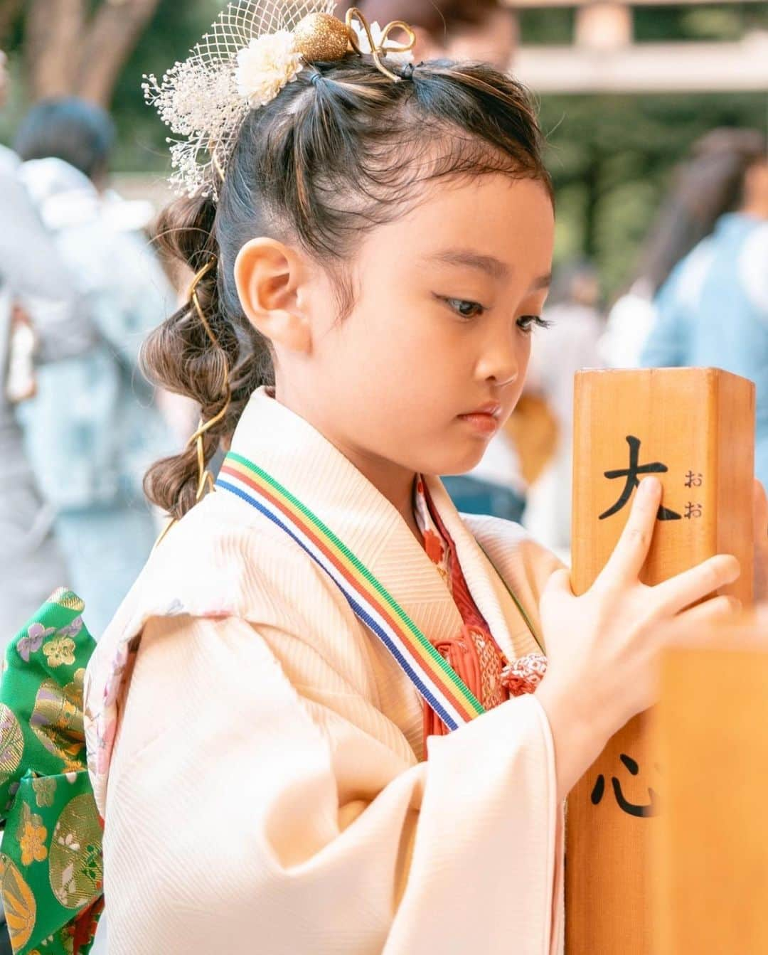 芹澤明日香さんのインスタグラム写真 - (芹澤明日香Instagram)「. 娘の髪型についてコメントやDM多かったので こちらにアップしておきます🎀  元々髪の毛全体にブリーチ＆1番明るいカラーを 混ぜてメッシュを入れています✨ 本人的にオールバックのポニーテールが良いと 言うのでいろいろ調べてたまたまポニーテールで 毛先を玉ねぎヘアにしてるのがあってそれを もとにいつものねぇねにお願いしたよ☺️  そしたら前から見るとただのオールバックではなく 日本髪にも見える３つに分けてルーズにアップ！ から高めの位置でポニーテールをして最初に髪全体 ランダムに巻いてくれてたので、玉ねぎヘアが ふわふわでルーズ感あってめちゃくちゃ可愛い🧅🩷 ゴムの結び目は髪の毛でクルッと！！ 髪飾りはAmazonで買いました💐  崩れなかったし、仕上がりがめちゃくちゃ可愛くて 本人も大喜びだし私も惚れ惚れしてしまった😍 やはり髪の毛は長くお願いしてる担当さんに お願いしてよかった💓 都内から松戸で若干遠いけど、やっぱり私の髪と 娘の髪は【Dista】のねぇねだなと確信🥳🎀 今もだけどヘアメイクさんとして出会ってから もう10年とか？本当に上手でいつもお任せ😎  素敵な髪型にしてくれてありがとう😌🩷🩷  📸 @takafum1_s   #七五三 #七五三ママ #七五三7歳 #七五三ヘア #七五三写真 #七五三着物 #明治神宮 #仲良し親子 #753 #七五三お参り #しちごさん #shichigosan #七五三ヘアアレンジ #七五三ママコーデ #7歳女の子 #七五三髪飾り #ファミリーフォト #七五三ヘアアレンジ #松戸 #美容院」11月8日 18時33分 - 1219asuka