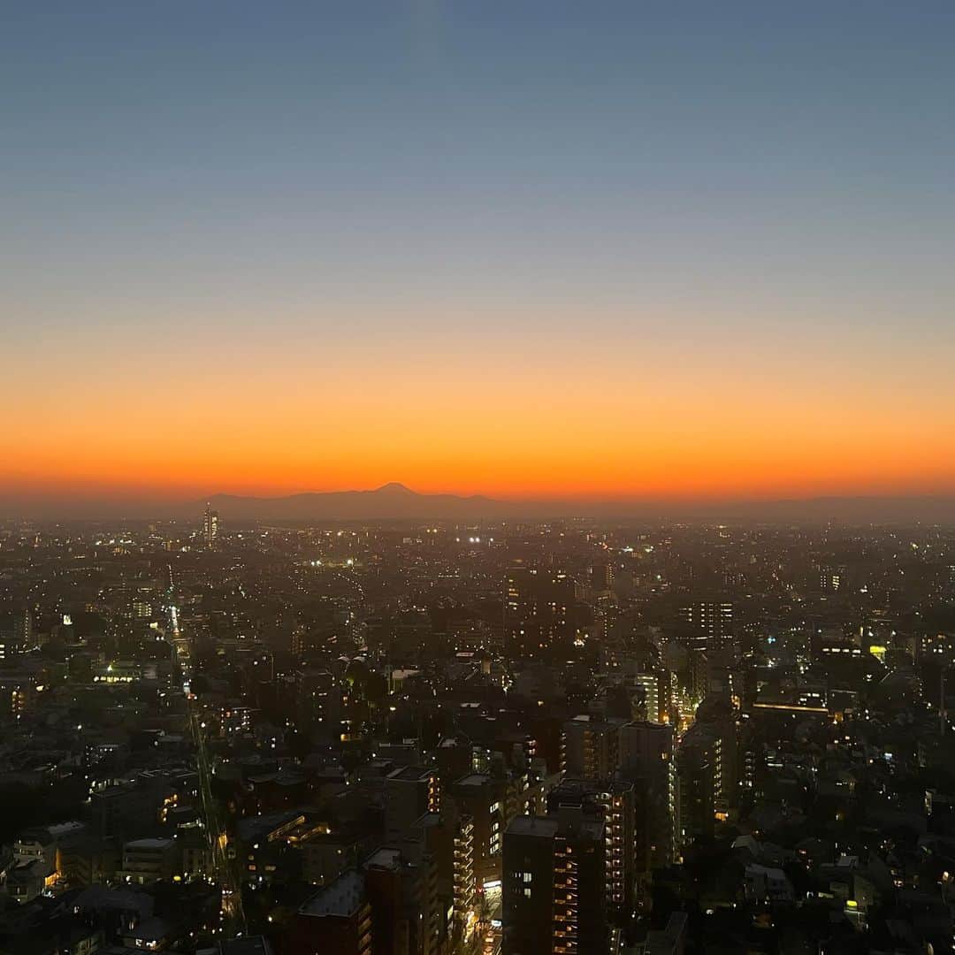 山田稔明さんのインスタグラム写真 - (山田稔明Instagram)「今晩、22時22分から「水曜日のインスタライブ」配信します。新しい情報をひとつ。ぜひリアルタイムでご覧ください。写真は息を飲むような先週のサンセット、トワイライト。」11月8日 18時34分 - toshiakiyamada