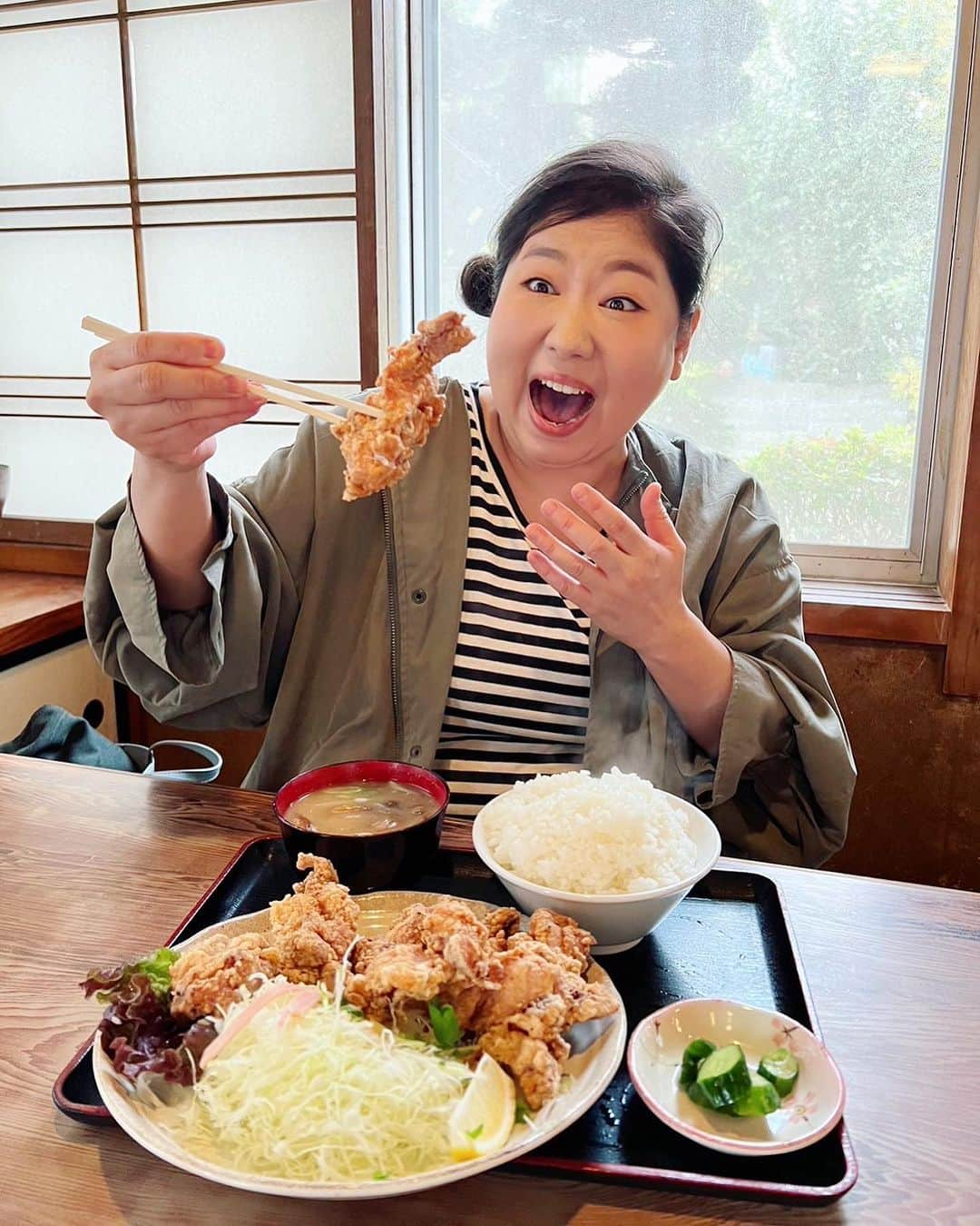 馬場園梓のインスタグラム：「へい♪  唐揚げで息抜きしてきたよ🤤🤤🤤  先日  #NHK山形 #やまホリ 終わりに  ソラシドマネージャーさんが 激旨唐揚げを食べに連れて行ってくれました！  最高に好みの唐揚げに出会ったので 今回で2回目🍗  本当は新そばを食べるついでに 唐揚げもつまむ という予定でしたが  まだうちは新そばやってないのよ〜  とのことだったので  唐揚げまみれにしました🍗  1個がめちゃくちゃデカいのに 7個も食べたよ🤤  しかもごはんも大盛り！  当然完食🎵  おかげさまでめちゃくちゃしあわせな時間を過ごせました！ 　 今週10日金曜日はついに単独ライブ！  19日には大阪でもやります！  唐揚げパワーで頑張りますので  ぜひお越しください♪  絶対的に見ていただきたいネタが仕上がっておりますので  皆様のお越しをお待ちしてます！！  チケットはプロフィールをご覧ください！  ルン♪  馬場園梓 第2回単独ライブ  『一人井戸端会議』  ■東京公演　  日時：11月10日（金）   開場20:00／開演20:15  場所：ヨシモト∞ドームステージⅠ  チケット価格：前売り2,300円/当日2,800円  ■大阪公演　  日時：11月19日（日）  開場20:00／開演20:15  場所：道頓堀ZAZAHOUSE  チケット価格：前売り2,300円/当日2,800円  YouTube ばばちゃんねルン♪で 発表記者会見を公開してますので そちらもぜひ ご覧ください🤤✨  ルン！！！  #yeah #exciting #山形 #大好物 #唐揚げ #あたご食堂 #馬場園梓  #第二回 #単独ライブ #一人井戸端会議 #東京 #大阪 #発表記者会見 #YouTube #ばばちゃんねルン♪ #三浦マイルド #ルン♪」