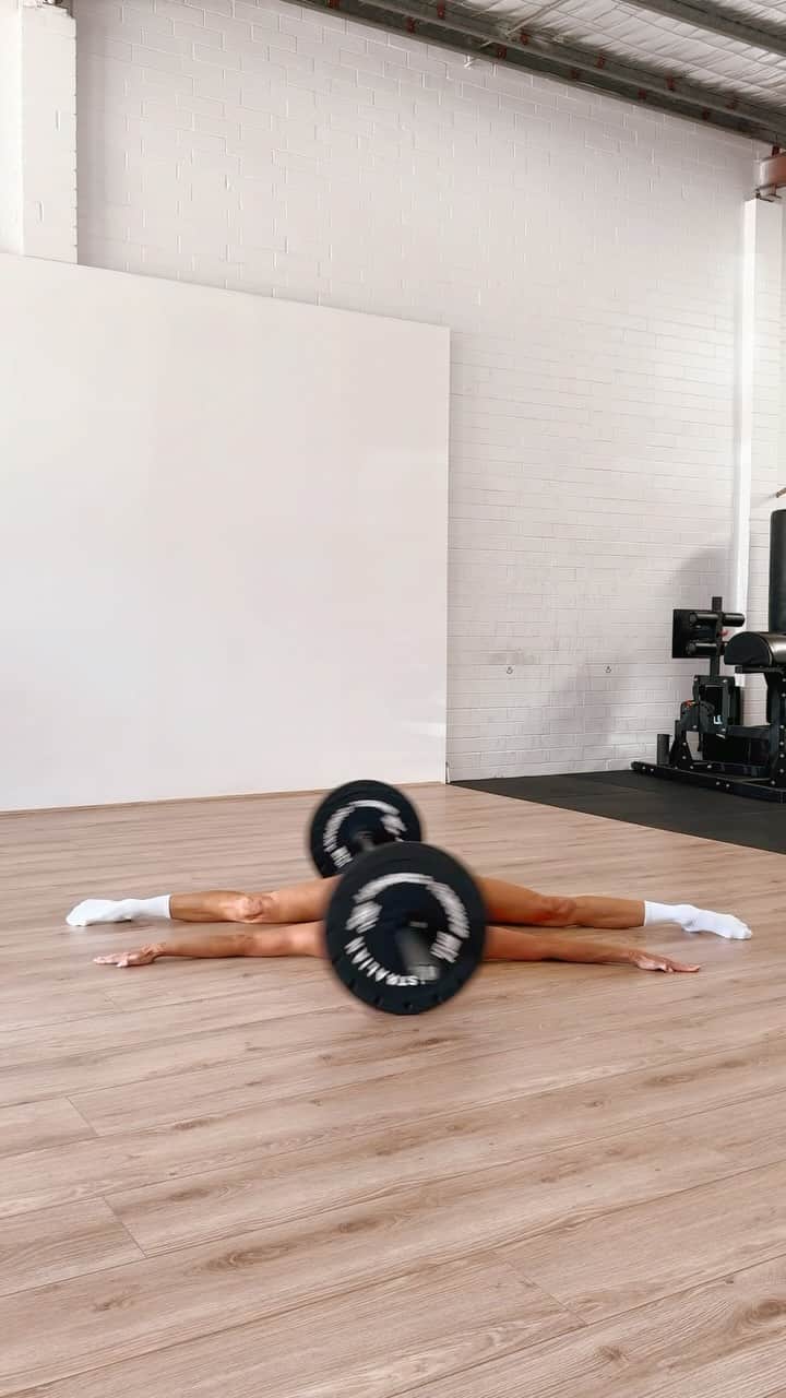 Amanda Biskのインスタグラム：「Remake of the original Reel we did a few months ago…looks like all that booty training has paid off coz the bar got my right cheek good this time 💥🍑 @adam.m.dunne on the chase down before the bar slams into our dumbbell rack is 🤣🤣🤣 #barbbellchallenge #handstandchallenge  Wearing: @lskd 💙 AMANDA15 for 15% off!!」