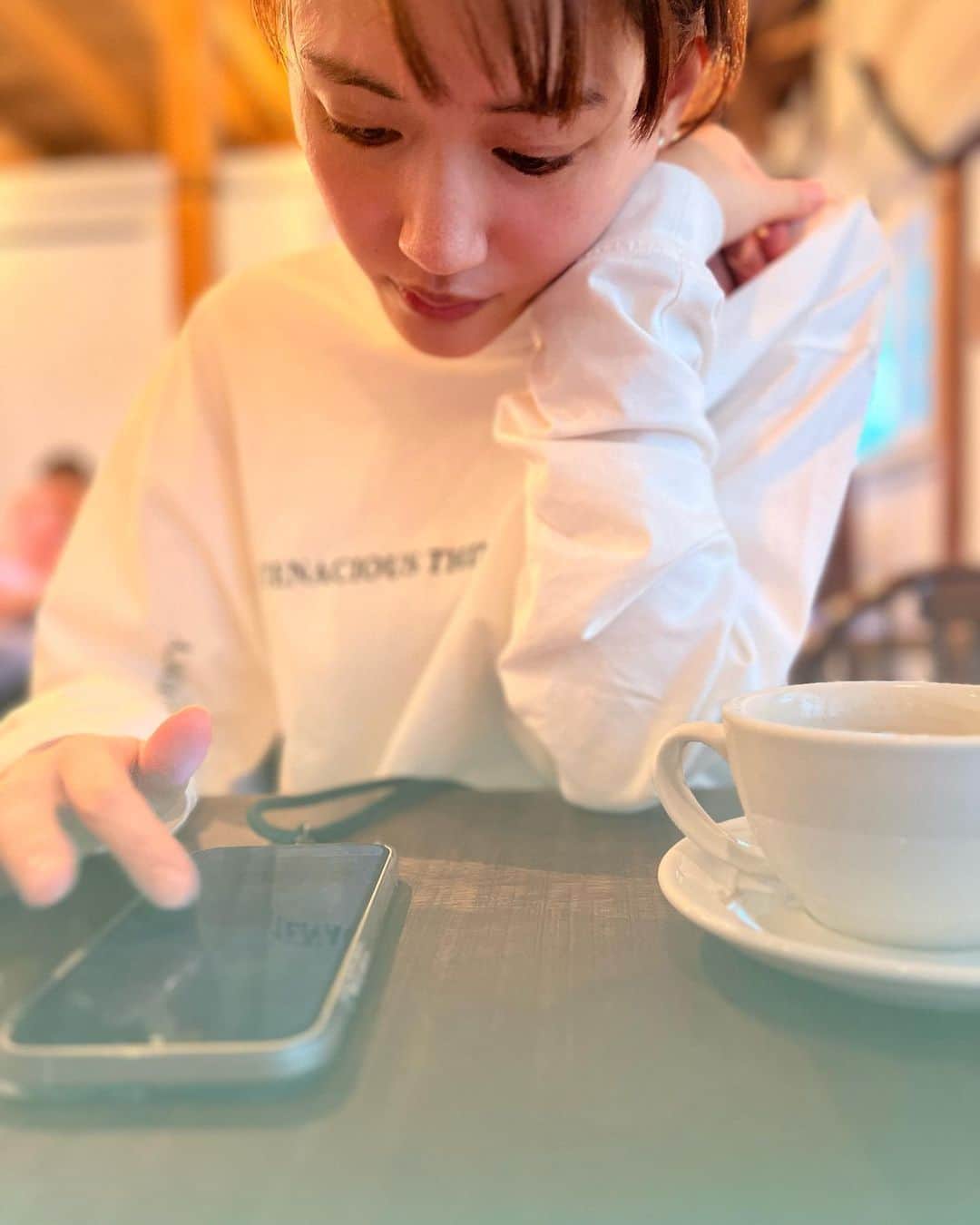椎名直子のインスタグラム：「合間にカフェデート❤️  すこし時間があったから 近況報告。などなど。  てか、 日々会ってるやろ〜っ😆  話はつきないねぇ。  ラブ♡」