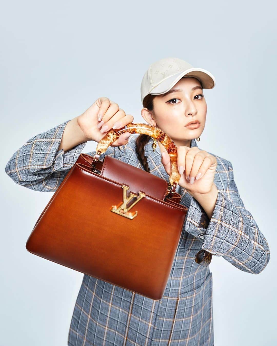 長山一樹のインスタグラム：「僕はロゴのついた物は好まないけど、ただロゴの支配力ってどんなブランドを見ても凄いなと思う。アノニマスな物での洗練したお洒落はむしろ普通。ロゴありの上級者コーデの手本を見てみたい。  25ansにてLOUIS VUITTONのページを撮影させていただきました。  @25ansjp  @louisvuitton  Model @ai_yoshikawa_official  Stylist @jewelryconcierge_m  Hair @satom_  Makeup @annamisawa  Photographer @kazuki_nagayama   #25ans #louisvuitton  #袖にも裏地にも #写真  #ポートレート  #portrait  #kazukinagayama  #長山一樹」