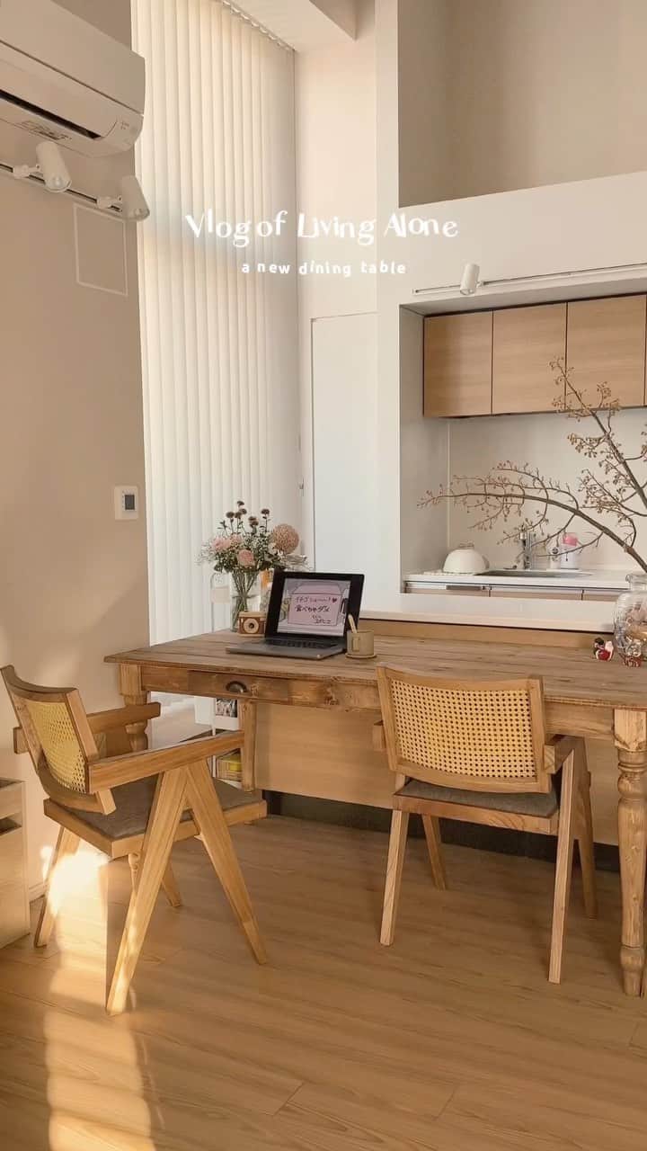 たかあしあかりのインスタグラム：「. 新しいダイニングテーブル🤭  オーダーメイドだから2ヶ月待ったけど 待った甲斐があった〜🥹✨  お洋服→ @moitytto_  ⠀  ⠀  ⠀  ⠀  #一人暮らし #一人暮らしインテリア  #カフェ風インテリア  #ひとり暮らし  #お家カフェ #おうちカフェ  #ダイニングテーブル #インテリアコーディネート  #ダイニングインテリア」