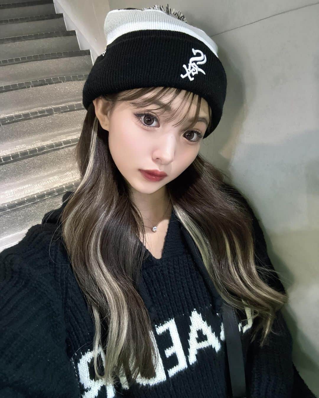 のインスタグラム：「. メイクさんにメイクしてもらった日は やっぱりちょ〜盛れる🥹  ニット帽珍しくない？♡」