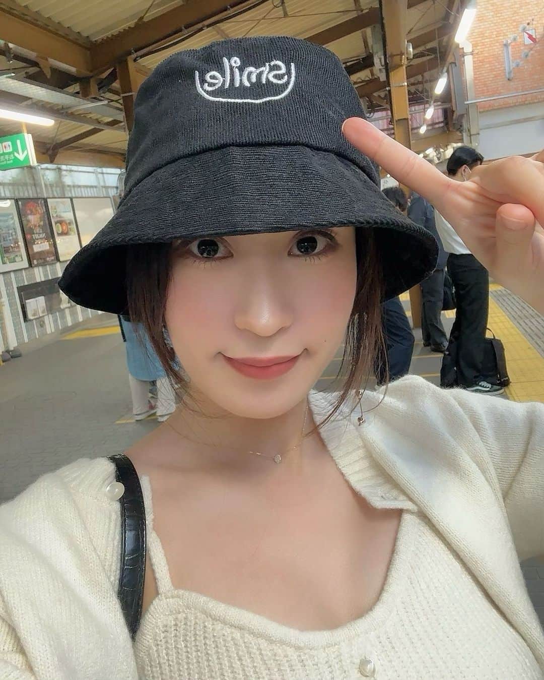 原田ありさのインスタグラム：「鎌倉で新しい帽子買ったぁ😊♪  投げ銭特典など明日発送します！ もうちょいと待っててねん〜💖」