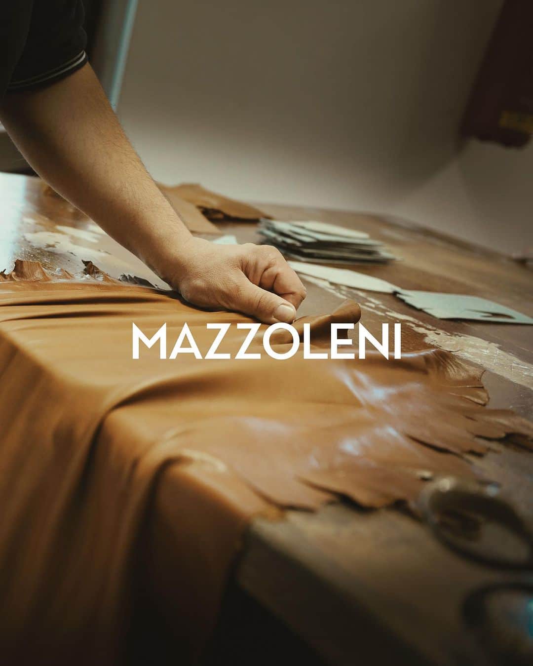 マッツォレーニのインスタグラム：「Behind the scene: Handmade Luxury Since 1958   #MazzoleniGloves #Bergamo #MadeInItaly #BehindTheScene」