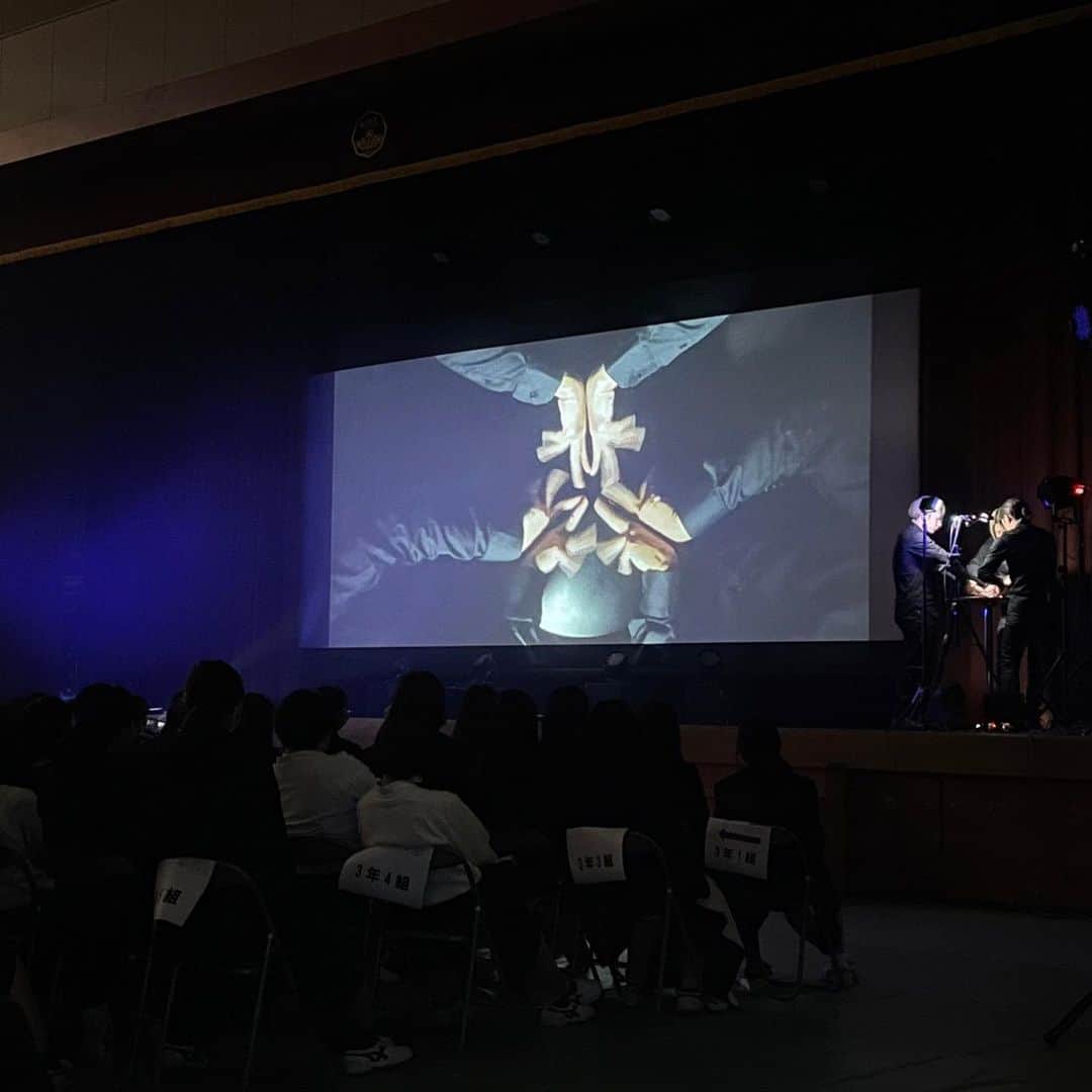 XTRAPさんのインスタグラム写真 - (XTRAPInstagram)「【XTRAP SHOW】 本日は京都府の高校の文化行事にてパフォーマンスを披露させて頂きました🧤  たくさんの声援と拍手にパワーを貰いました🔥 見て頂いた皆様ありがとうございました😊  #XTRAP#performance#パフォーマンス #学校公演#芸術鑑賞会#学園祭#学祭」11月8日 18時45分 - xtrap.official