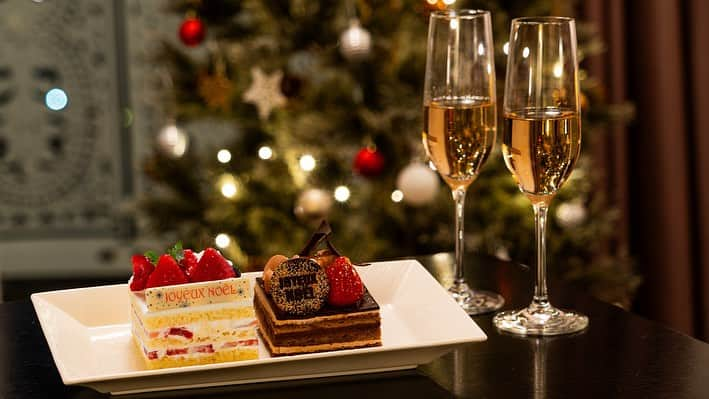 グランドプリンスホテル新高輪のインスタグラム：「スパークリングクリスマスステイ🥂️  ディナーの余韻に包まれて過ごすひとときはとびきりロマンチックに✨ ライトアップされた東京タワーとクリスマスツリーが華やぎを添えるお部屋でゆったりとおとなのクリスマスステイはいかがでしょうか？  シャンパンと2種類のクリスマスケーキでディナーの続きをお部屋でお楽しみいただけます。 クリスマスのきらめきとともに、とっておきの高輪時間をお過ごしください。  期間：2023年12月15日 (金) ～ 2023年12月25日 (月)  ご予約・詳細はプロフィール（ @grandprincehotel_shintakanawa ）から当ホテル公式ホームページをご覧ください。  Sparkling Christmas Stay 🥂️  Spend an extraordinarily romantic time surrounded by the afterglow of dinner ✨ How about a relaxing Christmas stay in a room with the lights of Tokyo Tower and Christmas tree adding to the sparkling atmosphere?  Enjoy the rest of the dinner in your room with champagne and two kinds of Christmas cakes. Please spend a very special Takanawa time with the sparkle of Christmas.  Period: Friday, December 15, 2023 - Monday, December 25, 2023  For reservations and more information, please visit the hotel's official website from the profile ( @grandprincehotel_shintakanawa ).  #グランドプリンスホテル新高輪 #grandprincehotelshintakanawa #プリンスホテル #princehotel #高輪時間 #東京ホテル #東京旅行 #東京散策 #travelgram #japan_travel #tokyotrip #クリスマス #christmas #xmas #クリスマスプラン #宿泊プラン #ホテルステイ #クリスマスステイ #クリスマスケーキ #夜景 #東京タワーが見えるホテル #シャンパン🍾 #クリスマス限定 #MoetChandon #MoetImperial #モエシャンドン #モエシャン」