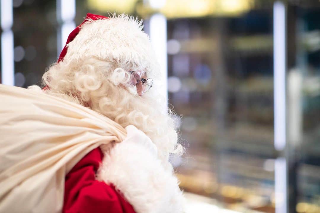 品川プリンスホテルのインスタグラム：「クリスマス期間限定✨ サンタクロースに会えるブッフェレストラン🎅  ブッフェレストラン「LUXE DINING HAPUNA」では、クリスマスブッフェを12月23日(土)から25日(月)までご提供いたします✨ シェフ達の"マジック"によって鶏一羽を色々な料理に変身させたり、サンタクロースがレストランに登場したりと趣向を凝らしたクリスマスらしい演出が目白押し❗️ クリスマス🎄はぜひ、品川プリンスホテルでマジカルな一夜をお楽しみください✨  Limited Christmas period ✨  A buffet restaurant where you can meet Santa Claus 🎅  The buffet restaurant "LUXE DINING HAPUNA" will offer a Christmas buffet from 12/23 to 12/25 ✨ The chefs work their 'magic' to transform a single chicken into various dishes, and Santa Claus makes a special appearance at the restaurant, creating a festive atmosphere❗️ Please enjoy a magical night at Shinagawa Prince Hotel this Christmas 🎄✨  #luxedininghapuna #ブッフェ #ブッフェレストラン #ハプナ品川 #ハプナ #クリスマス #クリスマス2023 #クリスマスディナー #クリスマスディナーコース #クリスマスディナー🍴 #クリスマスディナー🎄 #ホテルでクリスマス #ホテルのクリスマス #ホテルでクリスマスパーティー #東京クリスマス #品川クリスマス #christmas #ホテルステイ #品プリ #品川プリンス #品川プリンスホテル #プリンスホテル #東京 #品川 #品川駅 #東京ホテル #品川駅徒歩2分 #shinagawa #shinagawaprince #shinagawaprincehotel」