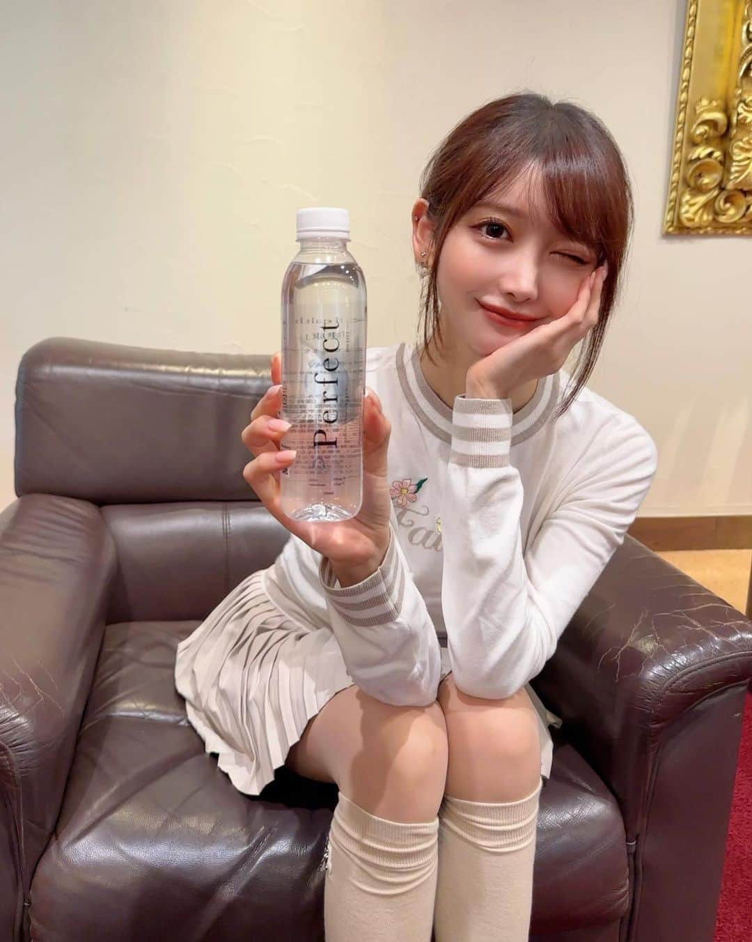 MAYUさんのインスタグラム写真 - (MAYUInstagram)「. 本日もお疲れ様ですっ☺️🪽 . 湯布院の天然水に酸素水をプラスした パーフェクトウォーター⛰️✨ 330mlのコンパクトボトルで持ち運びもしやすいし とっても飲みやすくて美味しい🩵 @perfectwater.o2  . 夏場は汗をかくから水を飲むけど 冬場はあんまり飲まないって人もいるけど、 これからの時期も空気が乾燥していて 気付かぬうちに水分って身体から奪われているから お水は積極的に摂った方が良い！！🥺✨ . 私は美味しいお水だいすきだから毎日たくさんのんでる🥳 . みんなも水分とってね🥺🩵🤝🏻 . . #ゴルフ女子#ゴルフ#ゴルフウェア#ゴルフコーデ#golf#golfwear#golflife#golfaddict#golfclub#golfstagram#golfcourse#fairliar#perfectwater」11月8日 18時57分 - mayu.kina_golf