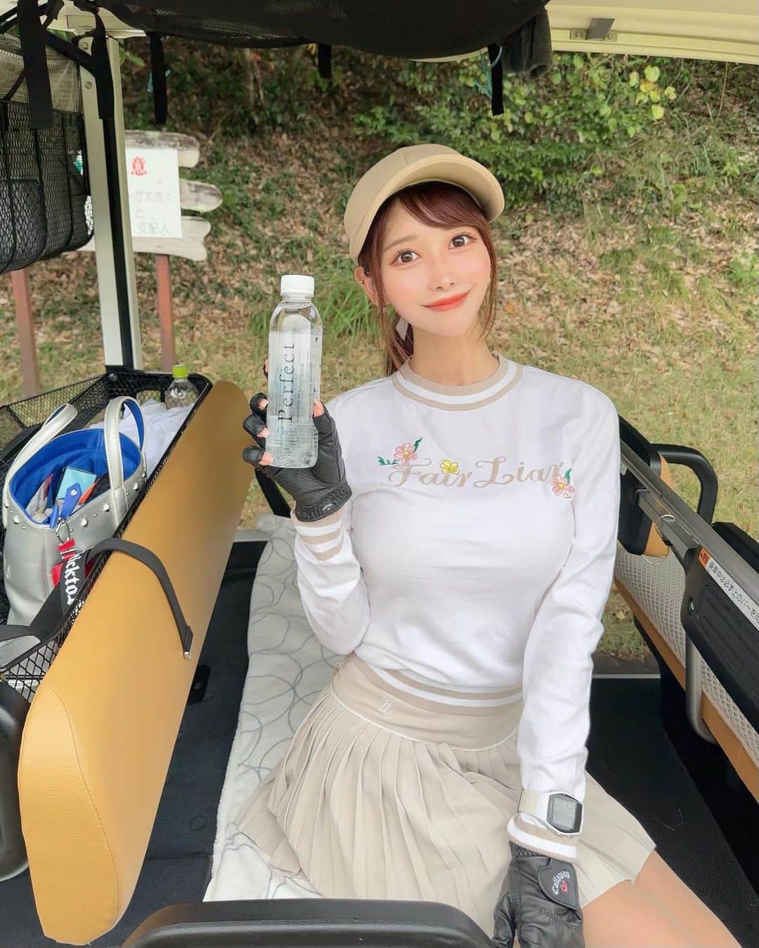 MAYUさんのインスタグラム写真 - (MAYUInstagram)「. 本日もお疲れ様ですっ☺️🪽 . 湯布院の天然水に酸素水をプラスした パーフェクトウォーター⛰️✨ 330mlのコンパクトボトルで持ち運びもしやすいし とっても飲みやすくて美味しい🩵 @perfectwater.o2  . 夏場は汗をかくから水を飲むけど 冬場はあんまり飲まないって人もいるけど、 これからの時期も空気が乾燥していて 気付かぬうちに水分って身体から奪われているから お水は積極的に摂った方が良い！！🥺✨ . 私は美味しいお水だいすきだから毎日たくさんのんでる🥳 . みんなも水分とってね🥺🩵🤝🏻 . . #ゴルフ女子#ゴルフ#ゴルフウェア#ゴルフコーデ#golf#golfwear#golflife#golfaddict#golfclub#golfstagram#golfcourse#fairliar#perfectwater」11月8日 18時57分 - mayu.kina_golf
