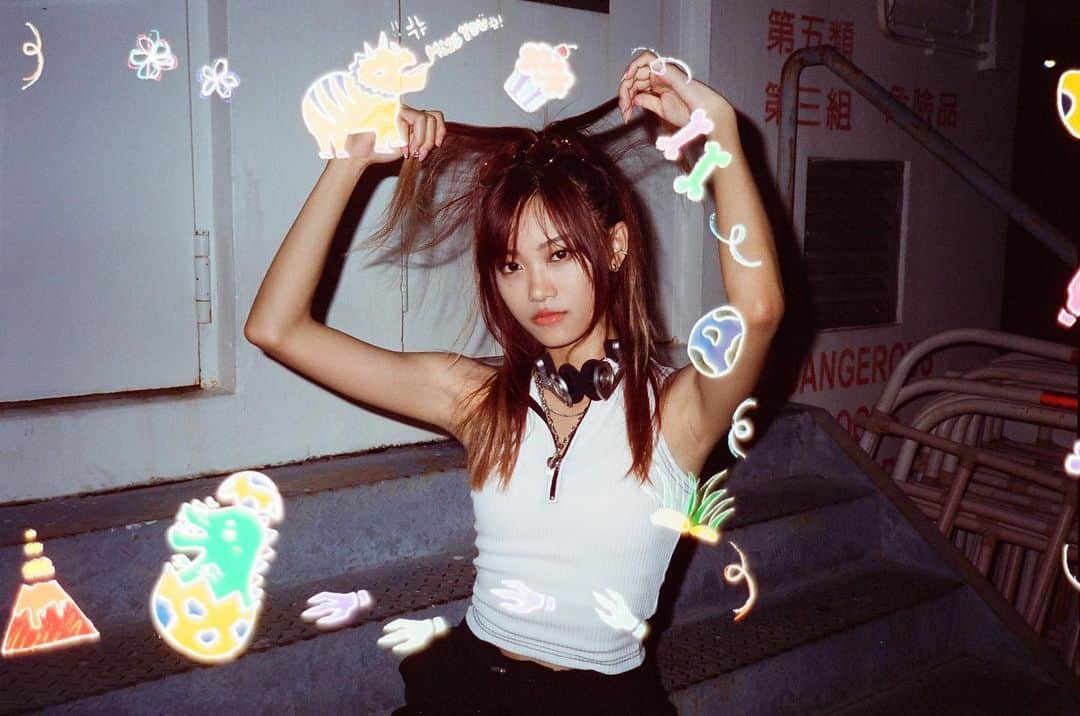 小白BaKaShiroのインスタグラム：「恐龍🦖菲林🎞️ 再不po Y2K就要過時了😂 是說 亞洲蹲還要擺pose真的好難🤯 📷 @evanliuuu」