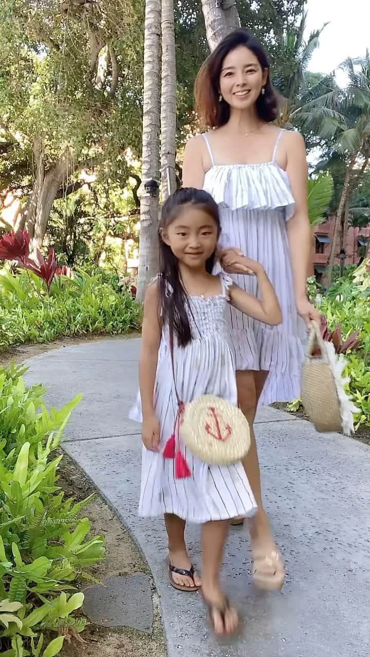 Angels By The Sea Hawaii Waikiki Based Boutiques ?Original clothing designed のインスタグラム：「Matching clothes double your smiles @angelsbythesea  一緒だから笑顔も二倍に  お揃いのお洋服で ご家族の記念日やお出掛けをより楽しく  Matching clothes make family anniversaries and outings more memorable.  👗Pineapple Collection @angelsbythesea  📸 @mayumi_hawaii 💕 📍 @sheratonwaikiki Hawaii  @angelsbythesea has been Hawaii’s resort fashion brand based in Honolulu, Hawaii, since 2010. Please visit our online store 🌺www.angelsbytheseahawaii.com Owner Designer Nina Thai (Miss Waikiki) @nina_bythesea (日本語勉強中📚🙇🏻‍♀️) Please feel free to tag your pic for a chance to be featured!  ハワイのリゾートファッション、 エンジェルズバイザシー はミスワイキキである Nina Thai によって作られたハワイオリジナルファッションブランドです🌴日本語ウェブサイトはこちら www.angelsbytheseahawaii.jp  ハワイやリゾートファッションが好きな人は是非私達のアカウントをフォローして下さい🙌また私達の商品をポストする際にタグ付けしていただいたら私達からリポストされるチャンスがあります  #angelsbytheseahawaii #angelsbythesea #resortwear #hawaii #waikiki #matchingoutfits #matchymatchy #mommyandme  #ハワイ #ワイキキ #カイルア #ラニカイビーチ #シンプルコーデ #エンジェルズバイザシーハワイ #エンジェルズバイザシー #リゾートファッション #ハワイ限定 #リンクコーデ #家族コーデ #하와이스냅 #하와이허니문스냅」