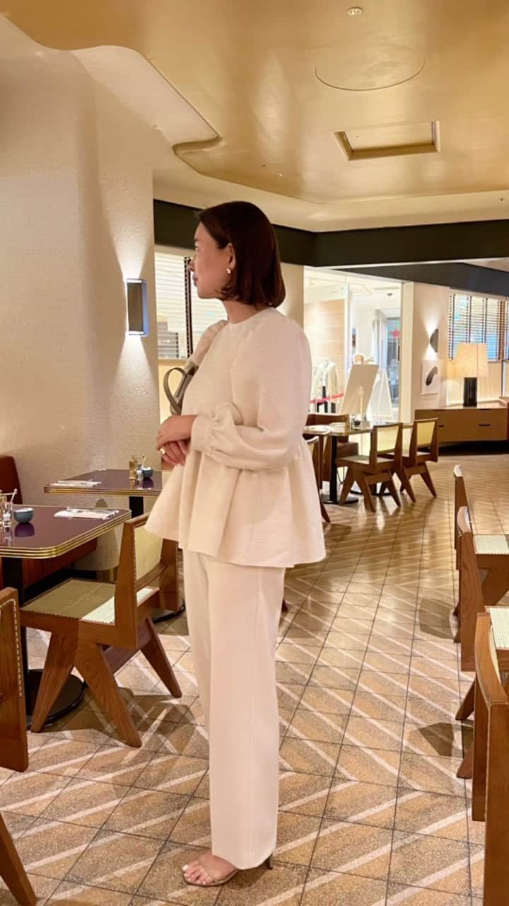 IIDA YURIのインスタグラム：「@_sakichiru_ と　@billsjapan でモーニング🥣 エッグトーストが美味しすぎた🍳  こちらは新作の東京先行商品🗼❤️ ホワイト、ブルーの２色展開✨  来週11/17(fri)はエトレトウキョウコラボBAGのみの販売とさせて頂きます✨✨  その他の新作は11/27(mon)21時から販売させて頂きます！  #OHGA #ohgashop」
