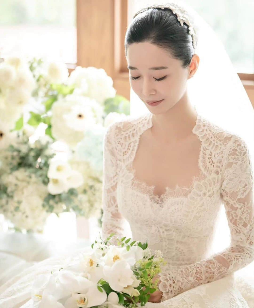 SOYOO BRIDALのインスタグラム：「.  @soyoobridal_official x @eliesaabbridal 🏷️   Happily ever after 🤍 @jxxnpaper   @soyoobridal_official  @eliesaabbridal  @laciel.co.kr  @soulpage1  @kimchungkyung_hairface   #소유브라이덜 #엘리사브 #꿈의드레스 #우아함의정석 #에스톤하우스웨딩」