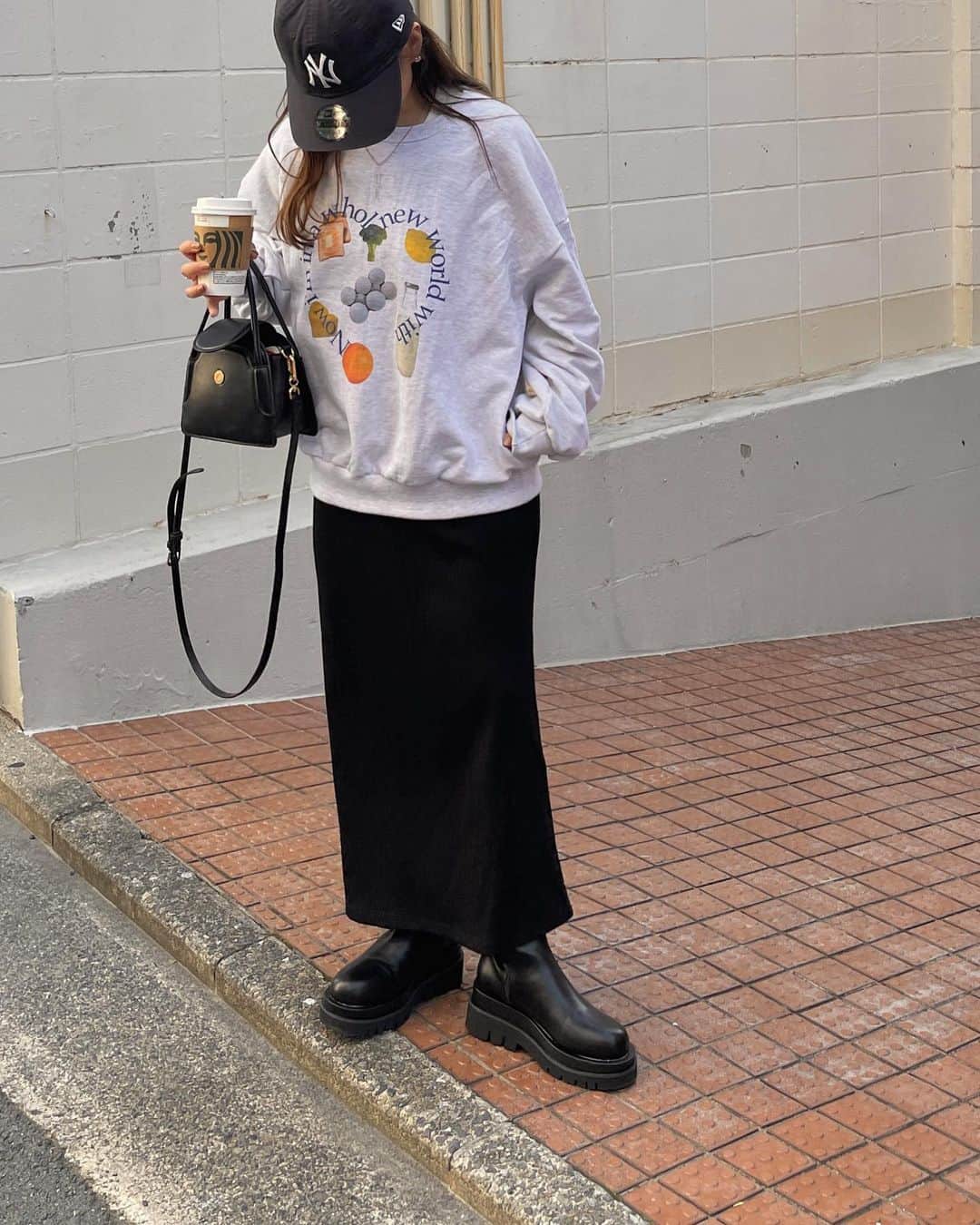 大田くるみのインスタグラム：「お気に入りのフードスウェット🍊🍋🥛 （🔗リンクはプロフtopに!）  タイトスカートに合わせたり、 ショーパンに合わせたり デニムに合わせたり！  平日も休日も着ている！  色々買ってもこの時期1番着るのって 結局トレーナーよね💭笑 . . . #低身長コーデ #トレーナー #スウェットコーデ #骨格ストレート」