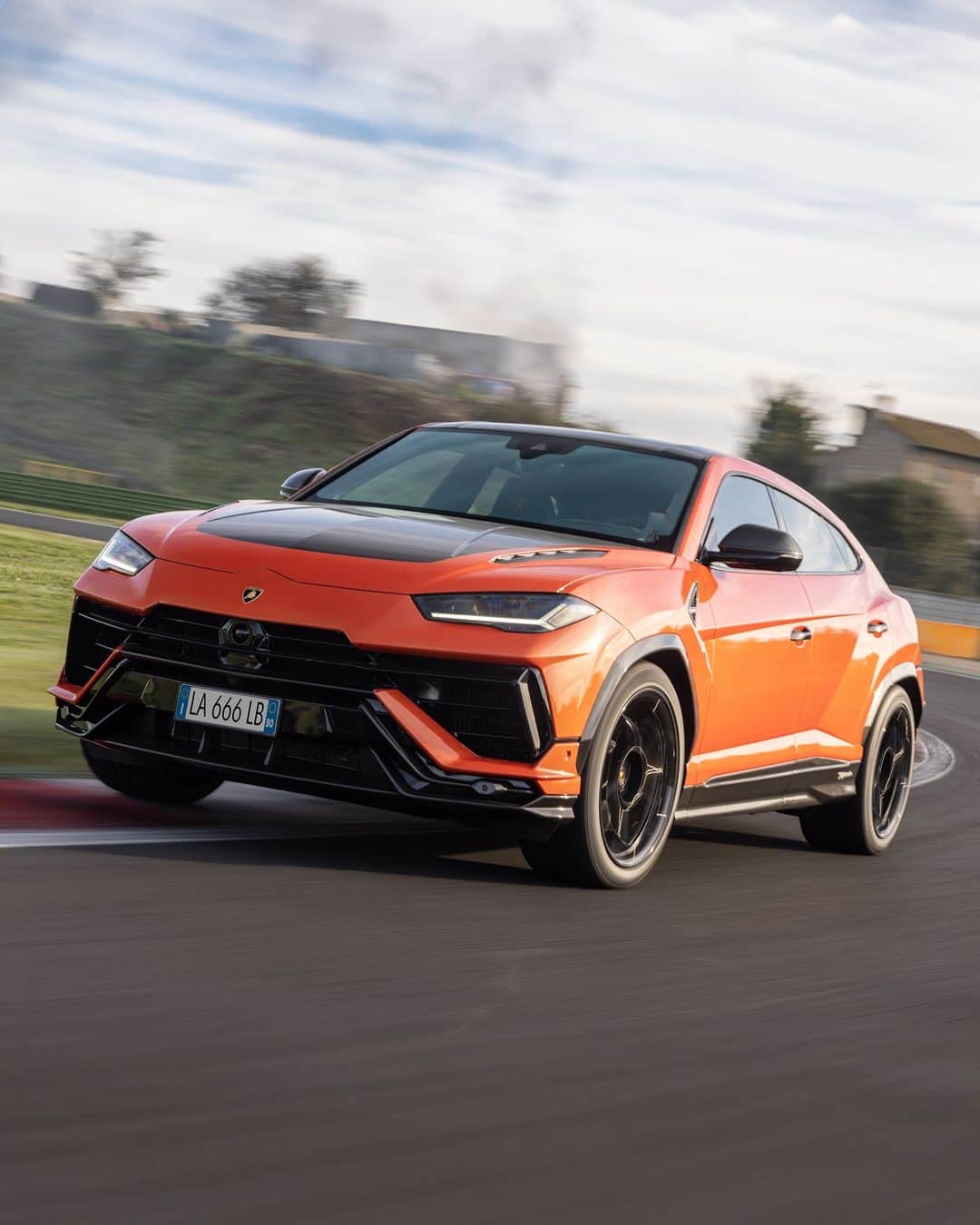 ランボルギーニのインスタグラム：「Urus Performante’s best habit? Raising the bar, even on the track.   #Lamborghini #UrusPerformante #ForBarRaisersOnly __ Urus Performante: fuel consumption combined: 14,1 l/100km (WLTP); CO2-emissions combined: 320 g/km (WLTP)」
