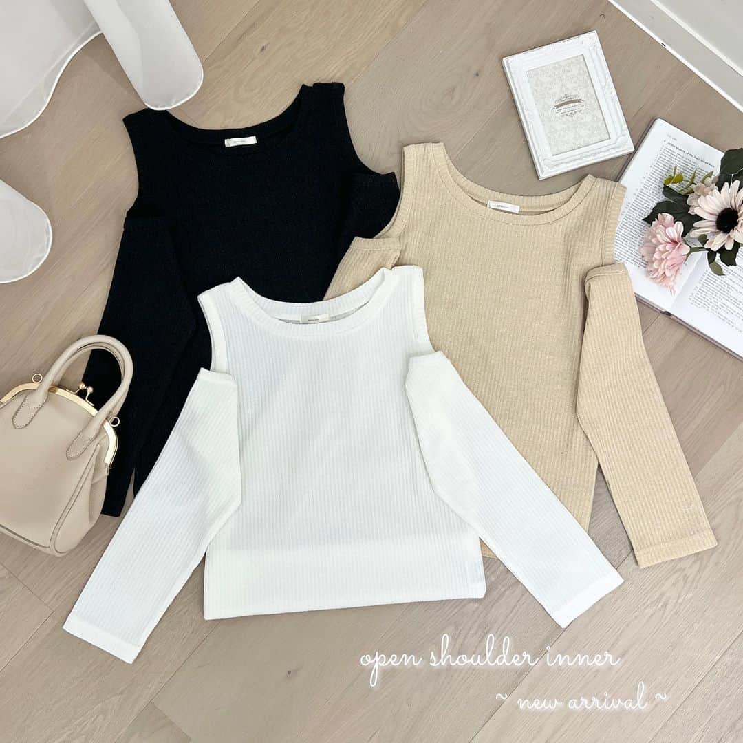 apres jour(アプレジュール) さんのインスタグラム写真 - (apres jour(アプレジュール) Instagram)「【new arrival🎀】11/9(木) 21:00〜 ⁡ ◆肩あきアイテムのインナーに悩む方必見！ ⁡ 肩あきのトップスやワンピースを着用する際に、 インナーがちらりと見えてしまうのを防げる優秀な肩あきインナーです！  トップスのデザインに左右されない、シンプルなカラーでご用意しているため、 使いやすく、重宝すること間違いなしです！  長袖仕様なので、肌寒いけど肌見せしたい、というこの時期に着用いただくのに ぴったりなアイテムです♪  ⁡ #オープンショルダーインナー 商品番号🔎985155 サイズ…F/XL ¥1,995(taxin) ⁡ ⁡ こちらの画像はインスタ用に加工しておりますので、カラーの雰囲気が実際の商品と異なる場合がございます。 商品ページにてカラーのご確認をお願い致します。 ⁡ #ZOZOでしか買えない #アプレジュール #アプレ部」11月8日 18時59分 - apres_jour