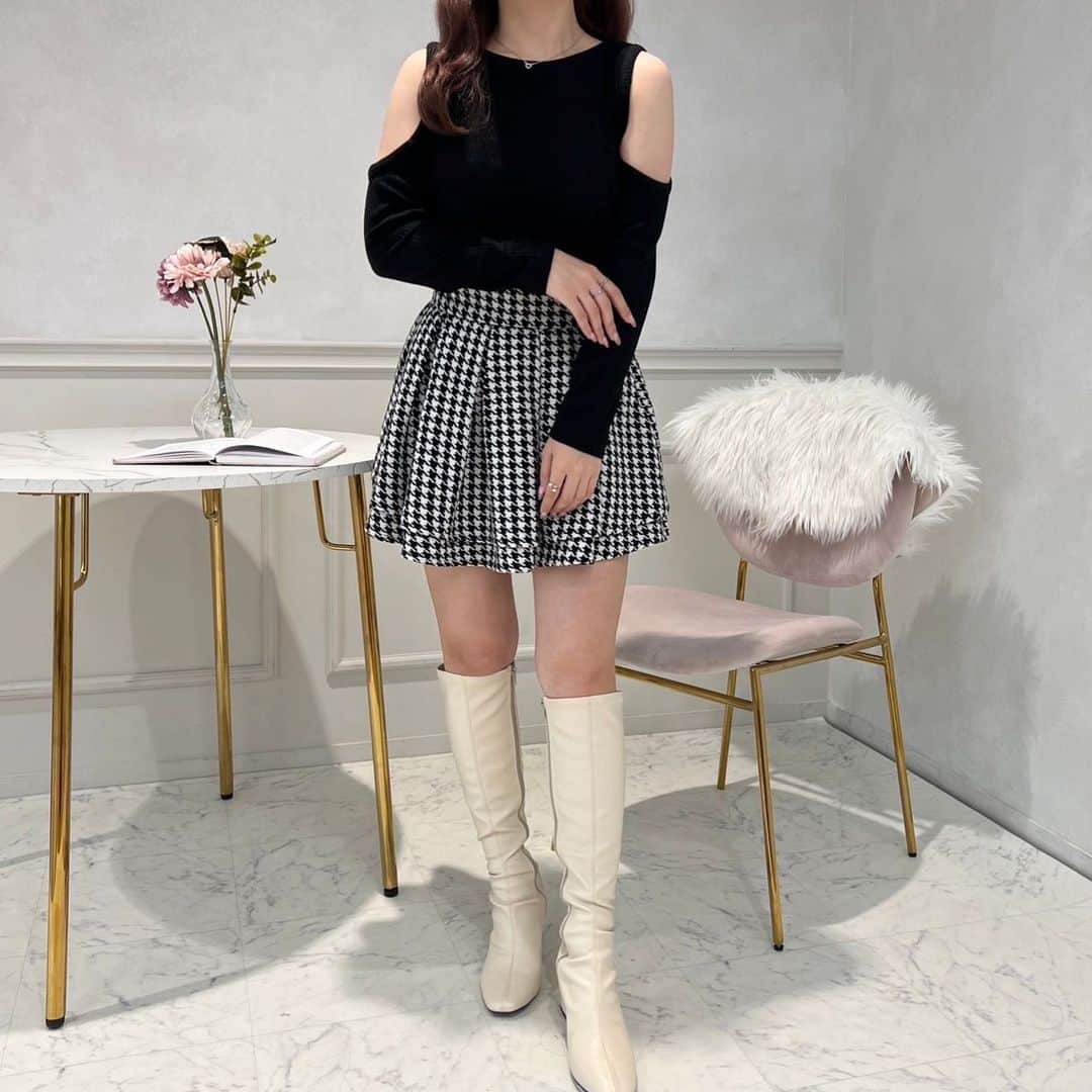 apres jour(アプレジュール) さんのインスタグラム写真 - (apres jour(アプレジュール) Instagram)「【new arrival🎀】11/9(木) 21:00〜 ⁡ ◆肩あきアイテムのインナーに悩む方必見！ ⁡ 肩あきのトップスやワンピースを着用する際に、 インナーがちらりと見えてしまうのを防げる優秀な肩あきインナーです！  トップスのデザインに左右されない、シンプルなカラーでご用意しているため、 使いやすく、重宝すること間違いなしです！  長袖仕様なので、肌寒いけど肌見せしたい、というこの時期に着用いただくのに ぴったりなアイテムです♪  ⁡ #オープンショルダーインナー 商品番号🔎985155 サイズ…F/XL ¥1,995(taxin) ⁡ ⁡ こちらの画像はインスタ用に加工しておりますので、カラーの雰囲気が実際の商品と異なる場合がございます。 商品ページにてカラーのご確認をお願い致します。 ⁡ #ZOZOでしか買えない #アプレジュール #アプレ部」11月8日 18時59分 - apres_jour