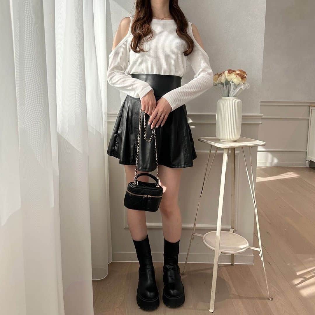 apres jour(アプレジュール) さんのインスタグラム写真 - (apres jour(アプレジュール) Instagram)「【new arrival🎀】11/9(木) 21:00〜 ⁡ ◆肩あきアイテムのインナーに悩む方必見！ ⁡ 肩あきのトップスやワンピースを着用する際に、 インナーがちらりと見えてしまうのを防げる優秀な肩あきインナーです！  トップスのデザインに左右されない、シンプルなカラーでご用意しているため、 使いやすく、重宝すること間違いなしです！  長袖仕様なので、肌寒いけど肌見せしたい、というこの時期に着用いただくのに ぴったりなアイテムです♪  ⁡ #オープンショルダーインナー 商品番号🔎985155 サイズ…F/XL ¥1,995(taxin) ⁡ ⁡ こちらの画像はインスタ用に加工しておりますので、カラーの雰囲気が実際の商品と異なる場合がございます。 商品ページにてカラーのご確認をお願い致します。 ⁡ #ZOZOでしか買えない #アプレジュール #アプレ部」11月8日 18時59分 - apres_jour