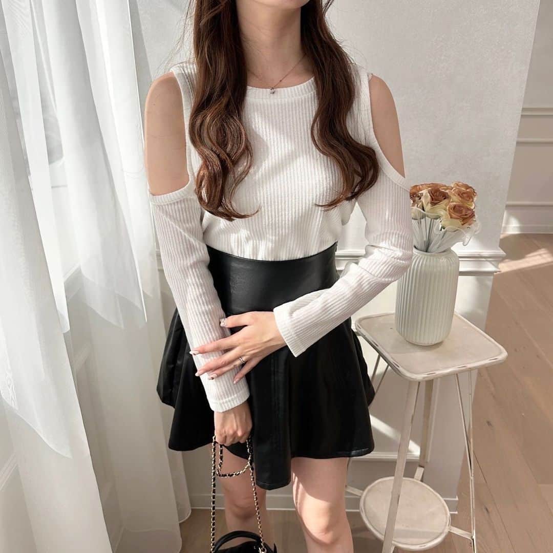 apres jour(アプレジュール) さんのインスタグラム写真 - (apres jour(アプレジュール) Instagram)「【new arrival🎀】11/9(木) 21:00〜 ⁡ ◆肩あきアイテムのインナーに悩む方必見！ ⁡ 肩あきのトップスやワンピースを着用する際に、 インナーがちらりと見えてしまうのを防げる優秀な肩あきインナーです！  トップスのデザインに左右されない、シンプルなカラーでご用意しているため、 使いやすく、重宝すること間違いなしです！  長袖仕様なので、肌寒いけど肌見せしたい、というこの時期に着用いただくのに ぴったりなアイテムです♪  ⁡ #オープンショルダーインナー 商品番号🔎985155 サイズ…F/XL ¥1,995(taxin) ⁡ ⁡ こちらの画像はインスタ用に加工しておりますので、カラーの雰囲気が実際の商品と異なる場合がございます。 商品ページにてカラーのご確認をお願い致します。 ⁡ #ZOZOでしか買えない #アプレジュール #アプレ部」11月8日 18時59分 - apres_jour