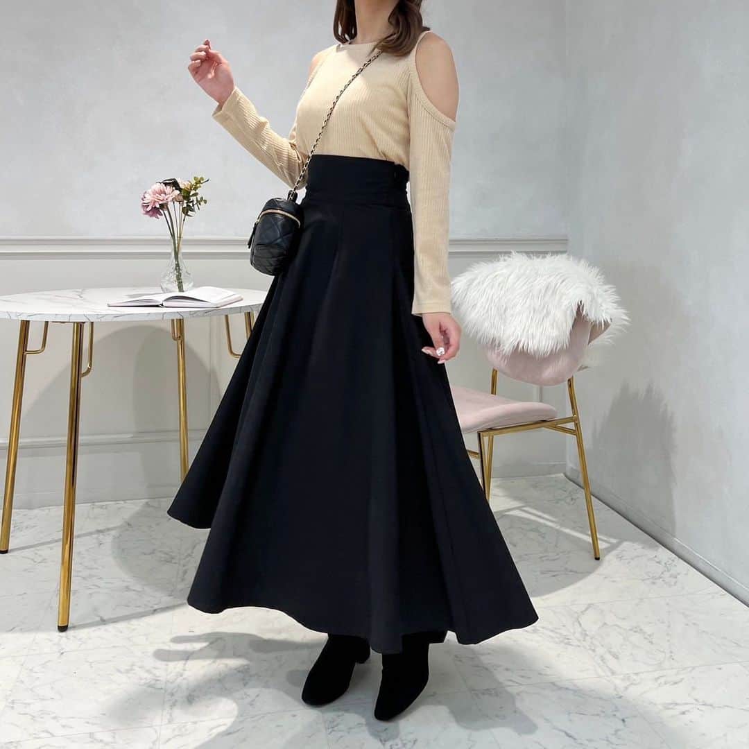 apres jour(アプレジュール) さんのインスタグラム写真 - (apres jour(アプレジュール) Instagram)「【new arrival🎀】11/9(木) 21:00〜 ⁡ ◆肩あきアイテムのインナーに悩む方必見！ ⁡ 肩あきのトップスやワンピースを着用する際に、 インナーがちらりと見えてしまうのを防げる優秀な肩あきインナーです！  トップスのデザインに左右されない、シンプルなカラーでご用意しているため、 使いやすく、重宝すること間違いなしです！  長袖仕様なので、肌寒いけど肌見せしたい、というこの時期に着用いただくのに ぴったりなアイテムです♪  ⁡ #オープンショルダーインナー 商品番号🔎985155 サイズ…F/XL ¥1,995(taxin) ⁡ ⁡ こちらの画像はインスタ用に加工しておりますので、カラーの雰囲気が実際の商品と異なる場合がございます。 商品ページにてカラーのご確認をお願い致します。 ⁡ #ZOZOでしか買えない #アプレジュール #アプレ部」11月8日 18時59分 - apres_jour