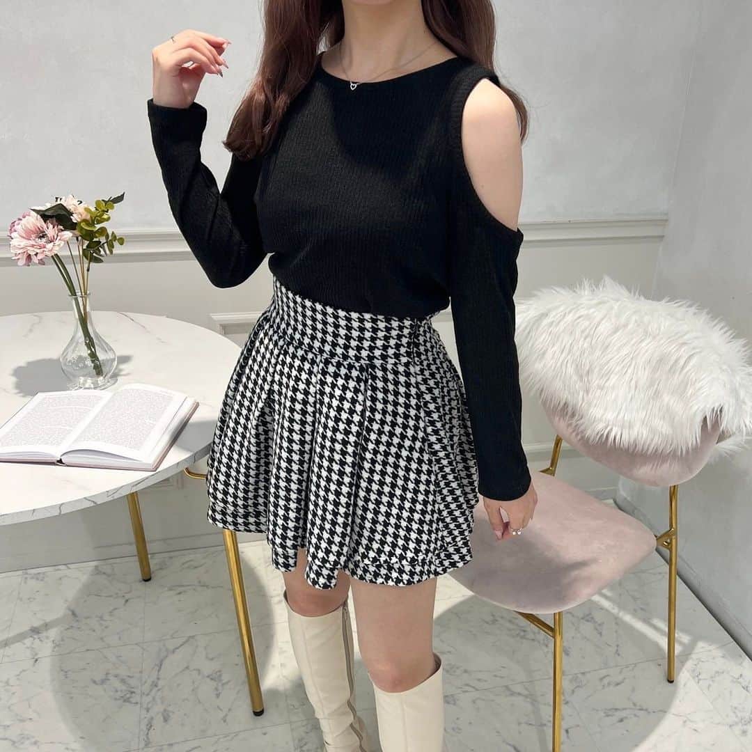 apres jour(アプレジュール) さんのインスタグラム写真 - (apres jour(アプレジュール) Instagram)「【new arrival🎀】11/9(木) 21:00〜 ⁡ ◆肩あきアイテムのインナーに悩む方必見！ ⁡ 肩あきのトップスやワンピースを着用する際に、 インナーがちらりと見えてしまうのを防げる優秀な肩あきインナーです！  トップスのデザインに左右されない、シンプルなカラーでご用意しているため、 使いやすく、重宝すること間違いなしです！  長袖仕様なので、肌寒いけど肌見せしたい、というこの時期に着用いただくのに ぴったりなアイテムです♪  ⁡ #オープンショルダーインナー 商品番号🔎985155 サイズ…F/XL ¥1,995(taxin) ⁡ ⁡ こちらの画像はインスタ用に加工しておりますので、カラーの雰囲気が実際の商品と異なる場合がございます。 商品ページにてカラーのご確認をお願い致します。 ⁡ #ZOZOでしか買えない #アプレジュール #アプレ部」11月8日 18時59分 - apres_jour