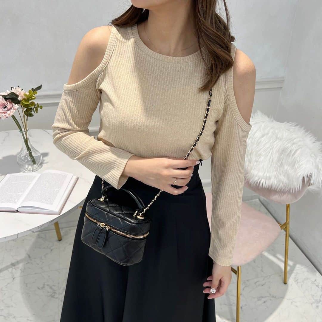 apres jour(アプレジュール) さんのインスタグラム写真 - (apres jour(アプレジュール) Instagram)「【new arrival🎀】11/9(木) 21:00〜 ⁡ ◆肩あきアイテムのインナーに悩む方必見！ ⁡ 肩あきのトップスやワンピースを着用する際に、 インナーがちらりと見えてしまうのを防げる優秀な肩あきインナーです！  トップスのデザインに左右されない、シンプルなカラーでご用意しているため、 使いやすく、重宝すること間違いなしです！  長袖仕様なので、肌寒いけど肌見せしたい、というこの時期に着用いただくのに ぴったりなアイテムです♪  ⁡ #オープンショルダーインナー 商品番号🔎985155 サイズ…F/XL ¥1,995(taxin) ⁡ ⁡ こちらの画像はインスタ用に加工しておりますので、カラーの雰囲気が実際の商品と異なる場合がございます。 商品ページにてカラーのご確認をお願い致します。 ⁡ #ZOZOでしか買えない #アプレジュール #アプレ部」11月8日 18時59分 - apres_jour