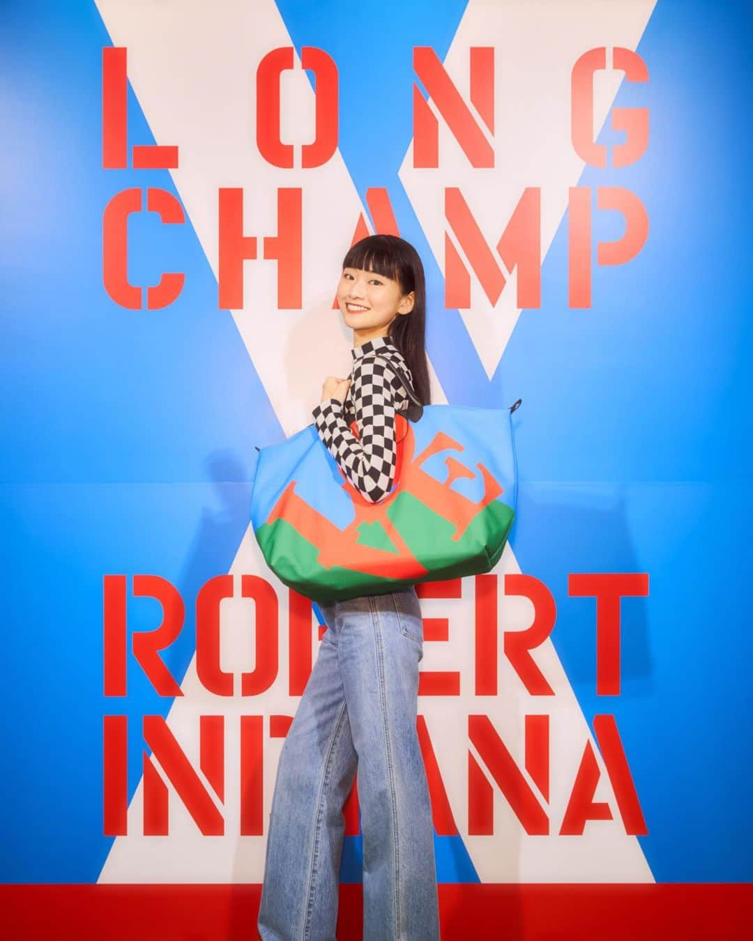 月山京香さんのインスタグラム写真 - (月山京香Instagram)「. LONGCHAMP x ROBERT INDIANA TRIBUTE COLLECTION❤️💚 ⁡ 「Spread LOVE」がテーマの今回のコレクション！ ロバート・インディアナの作品の中でも代表するLOVEのモチーフがロンシャンのバックに！ 会場では愛を伝えたい人へポストカードにメッセージを書きました。 少し離れているけど大好きな家族へ私なりの愛を記しました🫶🏻 大切な人へ送る愛を表現したトリビュート・コレクションをぜひチェックしてみてね✨ ⁡ #pr #LongchampXRobertIndiana #LongchampLOVE #LongchampSS24 #ロンシャン © Morgan Art Foundation, LLC. Licensed by Artestar, New York」11月8日 19時00分 - i_am_kyoka_yade