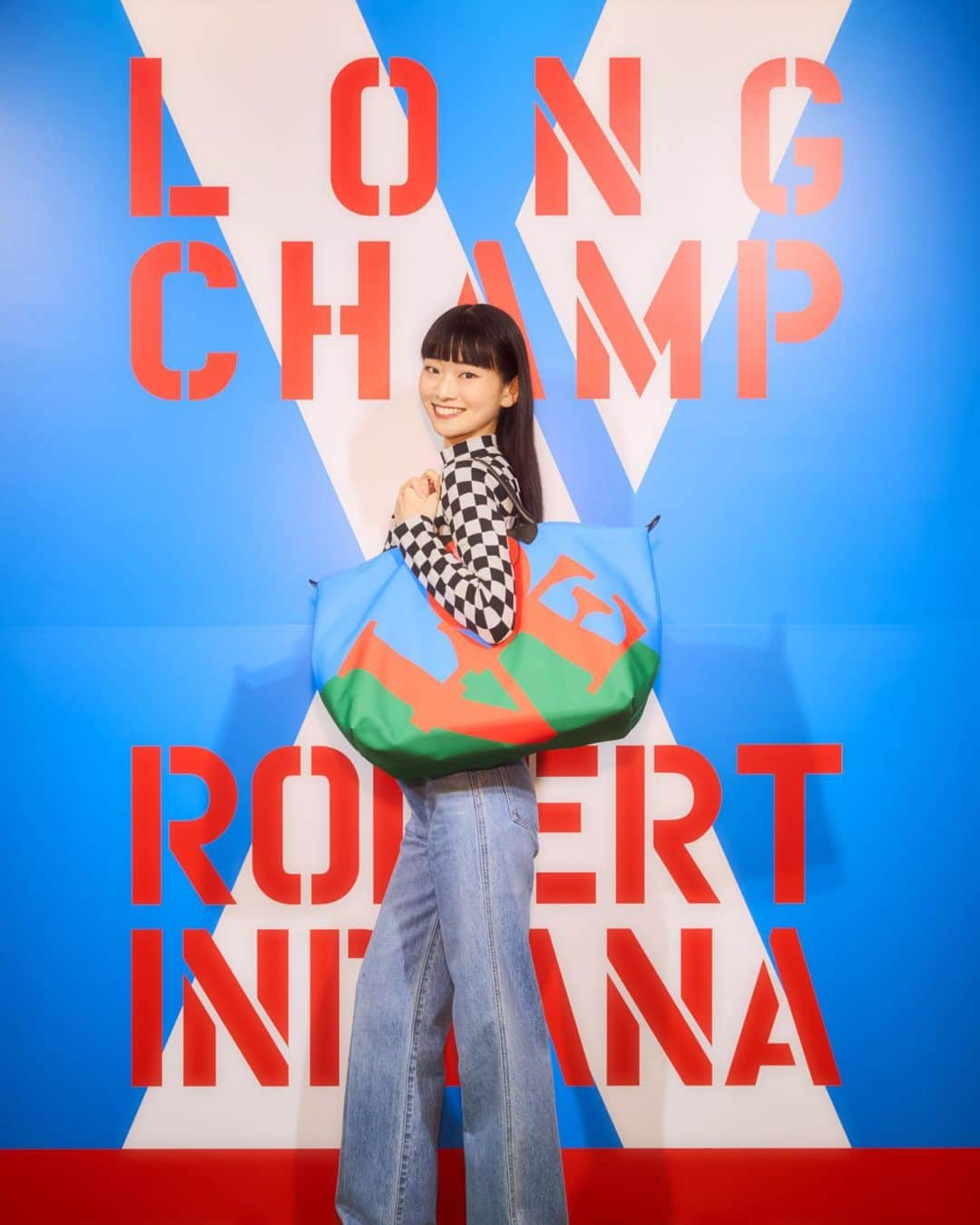 月山京香さんのインスタグラム写真 - (月山京香Instagram)「. LONGCHAMP x ROBERT INDIANA TRIBUTE COLLECTION❤️💚 ⁡ 「Spread LOVE」がテーマの今回のコレクション！ ロバート・インディアナの作品の中でも代表するLOVEのモチーフがロンシャンのバックに！ 会場では愛を伝えたい人へポストカードにメッセージを書きました。 少し離れているけど大好きな家族へ私なりの愛を記しました🫶🏻 大切な人へ送る愛を表現したトリビュート・コレクションをぜひチェックしてみてね✨ ⁡ #pr #LongchampXRobertIndiana #LongchampLOVE #LongchampSS24 #ロンシャン © Morgan Art Foundation, LLC. Licensed by Artestar, New York」11月8日 19時00分 - i_am_kyoka_yade