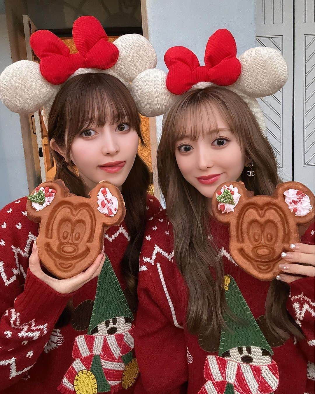 ひなたろす（佐原ひなた）さんのインスタグラム写真 - (ひなたろす（佐原ひなた）Instagram)「今日からクリスマスディズニーが はじまったみたいだねっっ🎄❤️  ミッキーワッフル🧇美味しすぎて大感動❗️  リルリンリンのニットは6900円💰 ネイビーもあってどっちも可愛かったよぉぉ❤️🎄  #ディズニーグッズ #ディズニーフード #disney #disneyland #disneysea #ディズニーコーデ #リルリンリン #新グッズ #クリスマス #xmasdisney #ディズニークリスマス #クリスマスディズニー　#グレートアメリカンワッフルカンパニー #ワッフル　#ミッキーワッフル　#クリスマススイーツ #スイーツ #リンクコーデ #双子コーデ #シミラールック #お揃いディズニー」11月8日 20時15分 - saharahinata