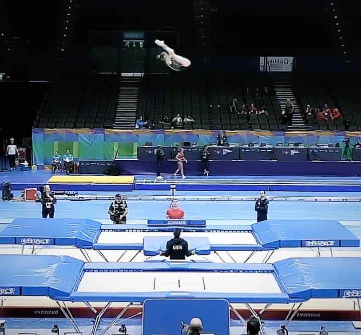 ブライオニー・ペイジのインスタグラム：「First training session in the World Championships competition arena (Utility Birmingham, UK!!) ✅ 🇬🇧   Trampoline schedule is as follows 👇🏻 Thursday: individual prelims Friday: synchro prelims Saturday: individual semi final & TRA team finals Sunday: synchro, individual and all around finals  Just wanted to say in advance thank you to all those supporting us, from friends & family, coaching and support staff, people who have got tickets to watch live and those who are following via the live stream, and to the @tnluk national lottery players whose contributions help fund elite sports in the UK (allowing myself to train full time!) 🤞🏻  @nationallotterygoodcauses #TNLAthletes」