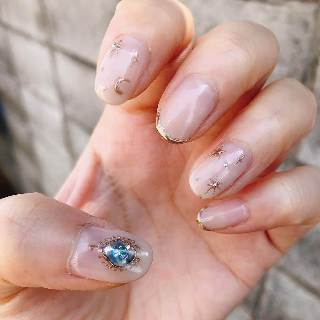 みんなのウェディングさんのインスタグラム写真 - (みんなのウェディングInstagram)「. . ˗ˏˋ Bridal Nail...♡ ˎˊ˗ . こんばんは🌙みんなのウェディングです☺️ ⁡ 本日は、指先からキラキラをまとって華やかに！ #ブライダルネイル アイデアをお届け💕  ぜひ #結婚式ネイル の参考にご覧ください◎  ⁡♡-----Special Thanks-----♡ @8ruka_0309 さま @neco_wd さま @m_wd_14 さま @0707_arisa さま @non0718wdg さま  ……………………………………………………………………  ˗ˏˋ #みんなのウェディング でpostしよう🤍 ˎˊ˗  上記を付けて投稿するとこのアカウントで紹介されるかも…🕊️ ぜひ皆さまのとっても素敵なお写真、お待ちしてます✨  ……………………………………………………………………  #ブライダルネイル #前撮り用ネイル #挙式ネイル #ウェディングネイルデザイン　 #bridalnails #ウェディングネイル #結婚式ネイル #フレンチネイル #ミラーネイル #水滴ネイル #和装ネイル #白無垢ネイル #trunk花嫁 #ノバレーゼ花嫁 #名古屋花嫁 #tg花嫁 #ohk花嫁 #2024春婚 #2024冬婚 #2024夏婚 #2024秋婚 #結婚式準備レポ #結婚式準備記録 #花嫁ネイル特集 #結婚式準備 #プレ花嫁 #プレ花嫁さんと繋がりたい」11月8日 19時00分 - minnano_wedding