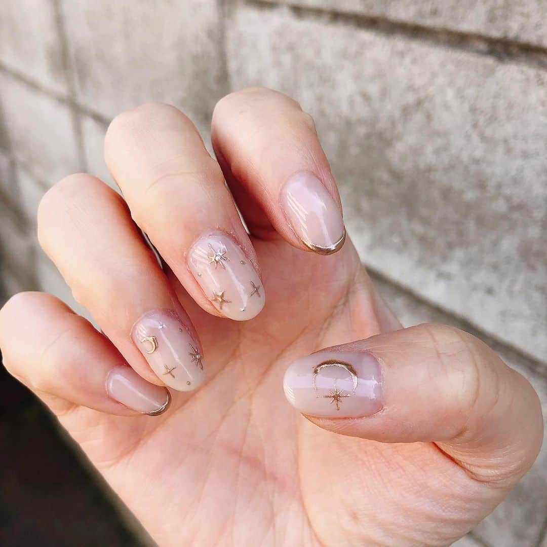 みんなのウェディングさんのインスタグラム写真 - (みんなのウェディングInstagram)「. . ˗ˏˋ Bridal Nail...♡ ˎˊ˗ . こんばんは🌙みんなのウェディングです☺️ ⁡ 本日は、指先からキラキラをまとって華やかに！ #ブライダルネイル アイデアをお届け💕  ぜひ #結婚式ネイル の参考にご覧ください◎  ⁡♡-----Special Thanks-----♡ @8ruka_0309 さま @neco_wd さま @m_wd_14 さま @0707_arisa さま @non0718wdg さま  ……………………………………………………………………  ˗ˏˋ #みんなのウェディング でpostしよう🤍 ˎˊ˗  上記を付けて投稿するとこのアカウントで紹介されるかも…🕊️ ぜひ皆さまのとっても素敵なお写真、お待ちしてます✨  ……………………………………………………………………  #ブライダルネイル #前撮り用ネイル #挙式ネイル #ウェディングネイルデザイン　 #bridalnails #ウェディングネイル #結婚式ネイル #フレンチネイル #ミラーネイル #水滴ネイル #和装ネイル #白無垢ネイル #trunk花嫁 #ノバレーゼ花嫁 #名古屋花嫁 #tg花嫁 #ohk花嫁 #2024春婚 #2024冬婚 #2024夏婚 #2024秋婚 #結婚式準備レポ #結婚式準備記録 #花嫁ネイル特集 #結婚式準備 #プレ花嫁 #プレ花嫁さんと繋がりたい」11月8日 19時00分 - minnano_wedding