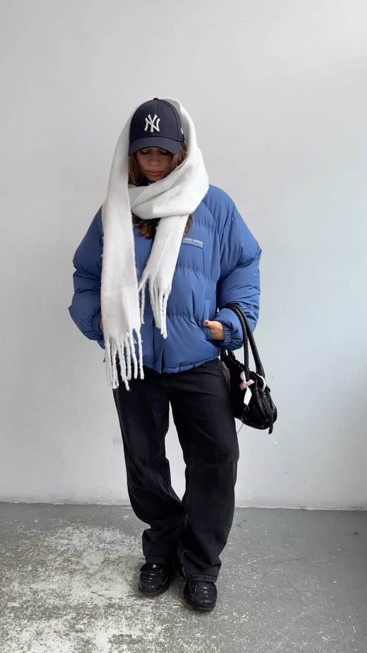 LOCAL HEROESのインスタグラム：「oversized everything ❄️☁️ / @sprintereczkaa_ in LH Puffer Jacket Dusty Blue」